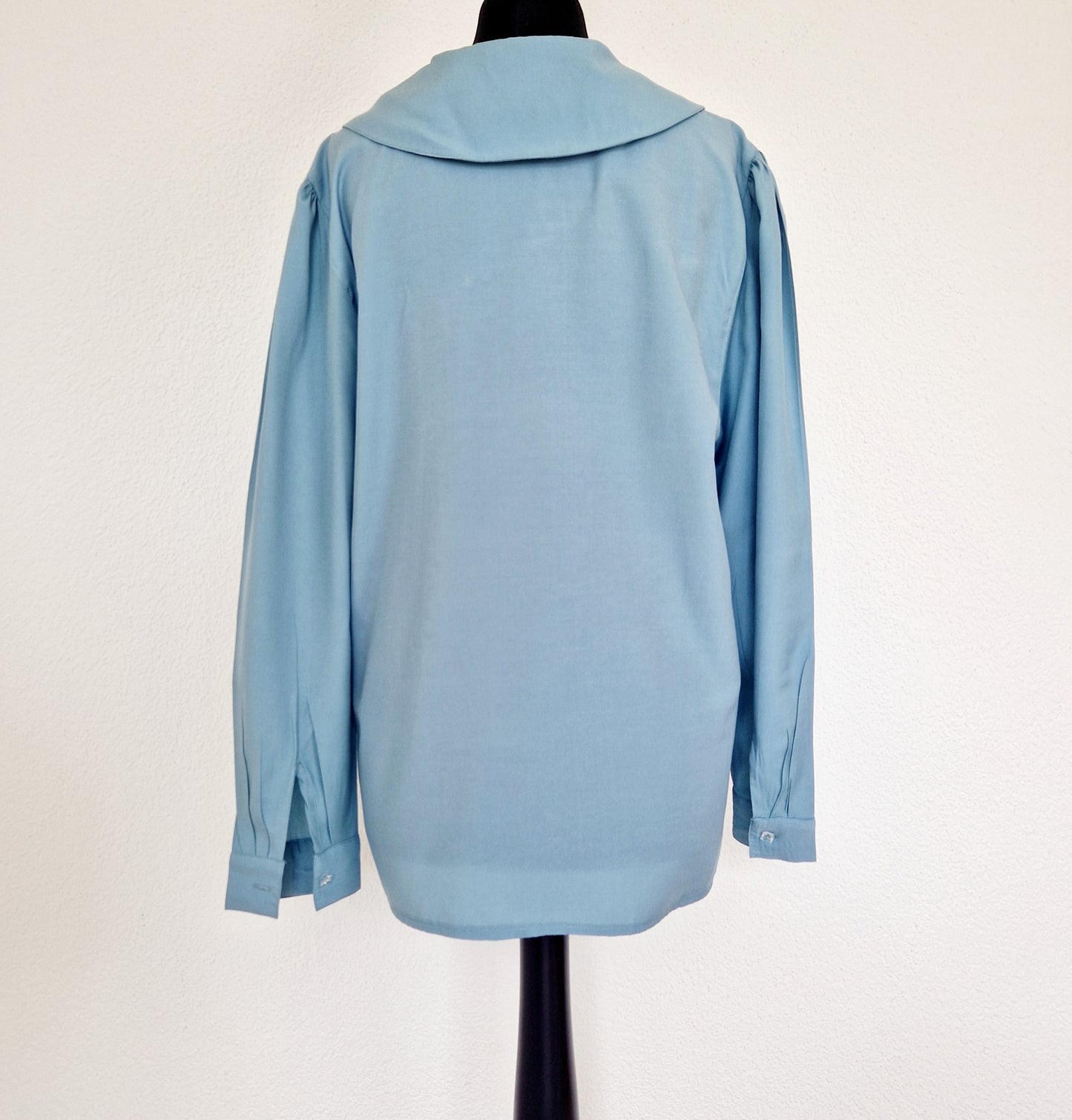 Einzigartige und nachhaltige Vintage Bluse in blau mit Kragen. Unique and sustainable vintage blouse in blue with collar. Back.