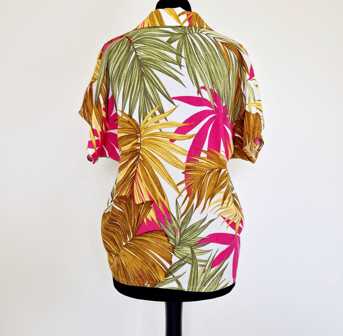 Einzigartige und nachhaltige Vintage Bluse in pink-braun-grün mit Blättern. Unique and sustainable vintage blouse in pink-brown-green with leaves. Back.