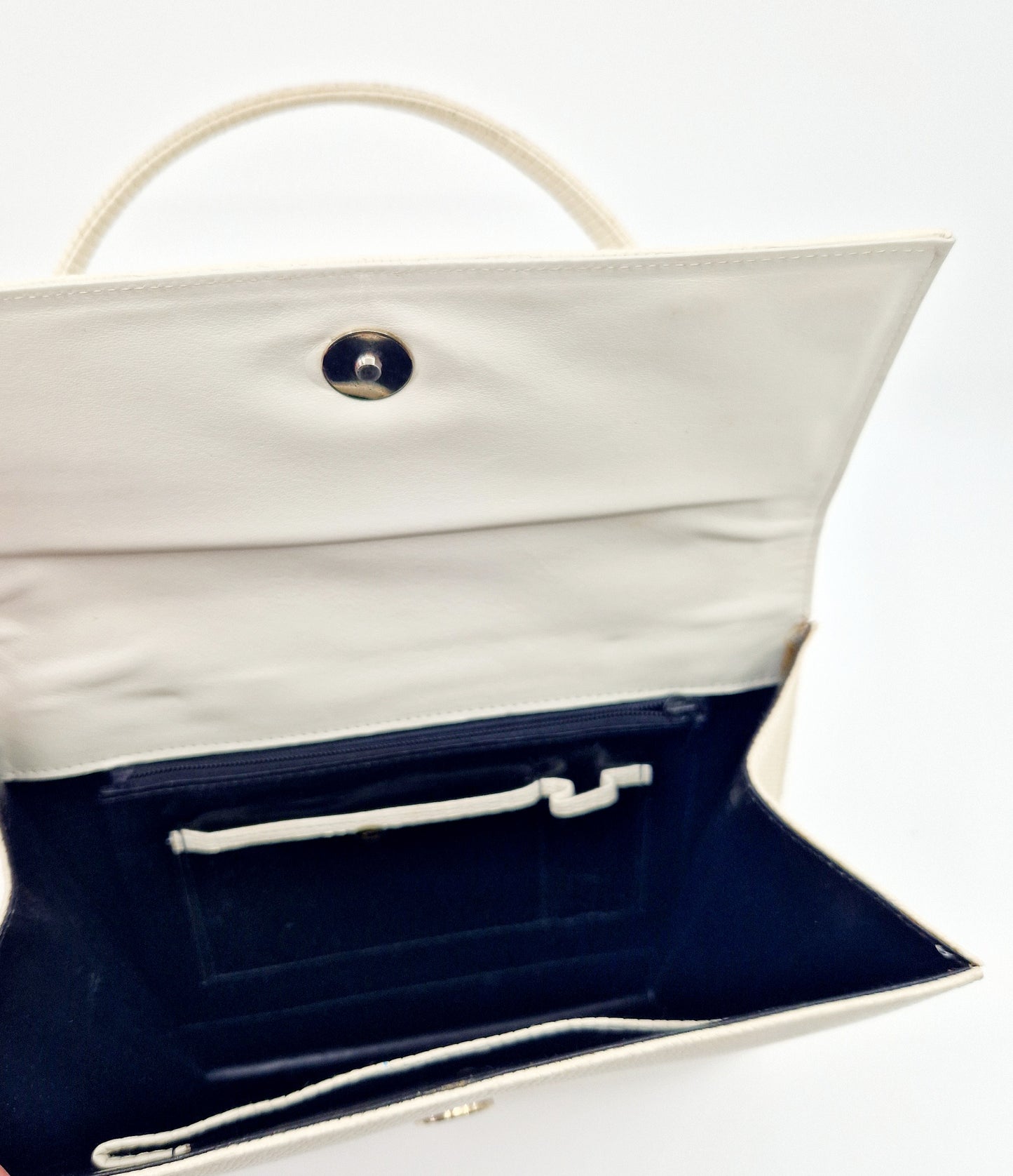 Einzigartige und nachhaltige Vintage Tasche in weiss mit Henkel. Unique and sustainable vintage bag in white with a handle. Inside.