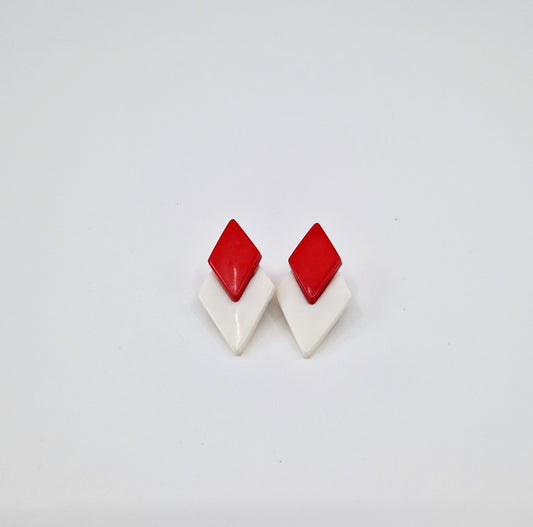 Einzigartige und nachhaltige Vintage Ohrringe in weiss-rot. Unique and sustainable vintage earrings in white and red. Front.