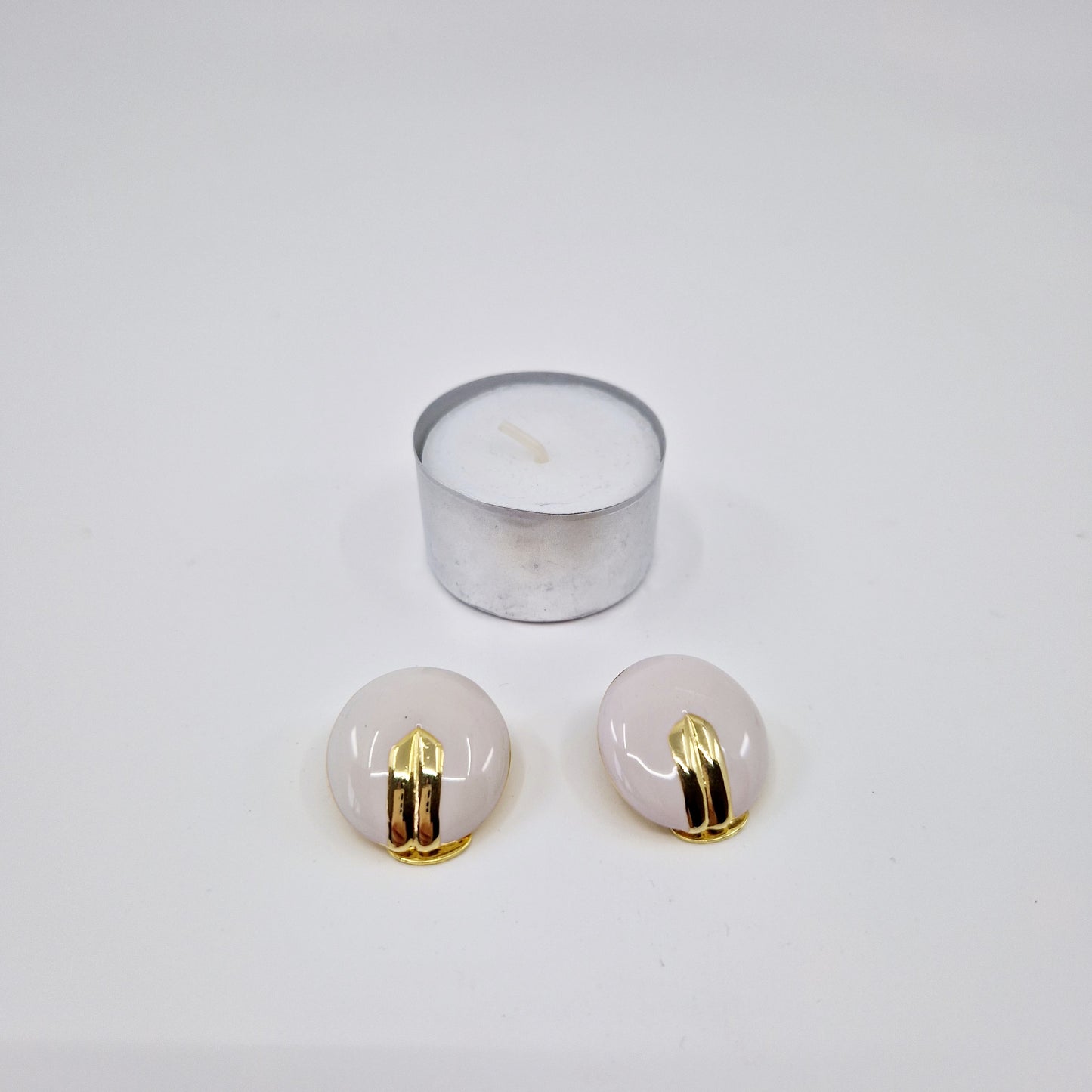 Einzigartige und nachhaltige Vintage Ohrringe in weiss-gold. Unique and sustainable vintage earringe in white and gold. Token of scale.