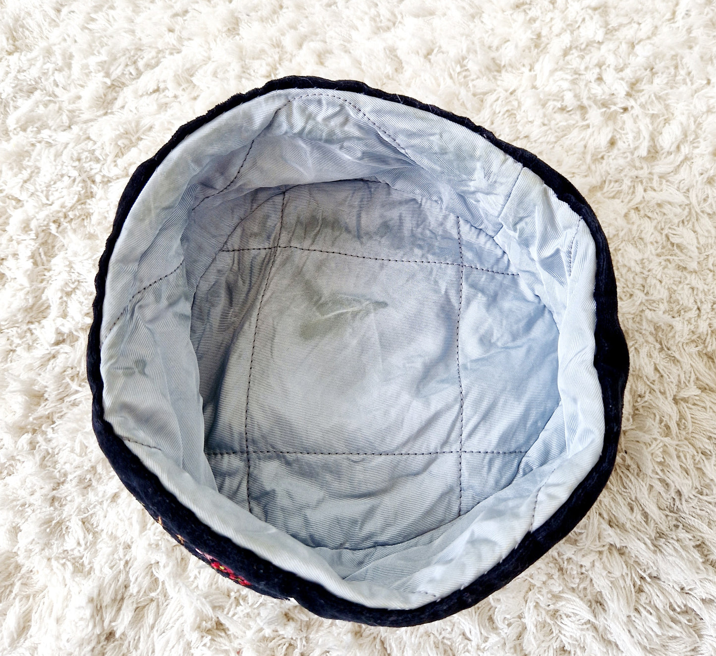 Einzigartiger und nachhaltiger Vintage Hut in schwarz mit Edelweiss. Unique and sustainable vintage hat in black with Edelweiss. Below.