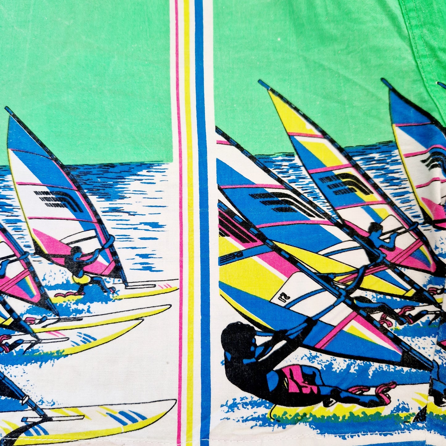 Einzigartige und nachhaltive Vintage Badehose mit Schallplatten. Unique and sustainable vintage swimming trunks with records. Close-up 2.