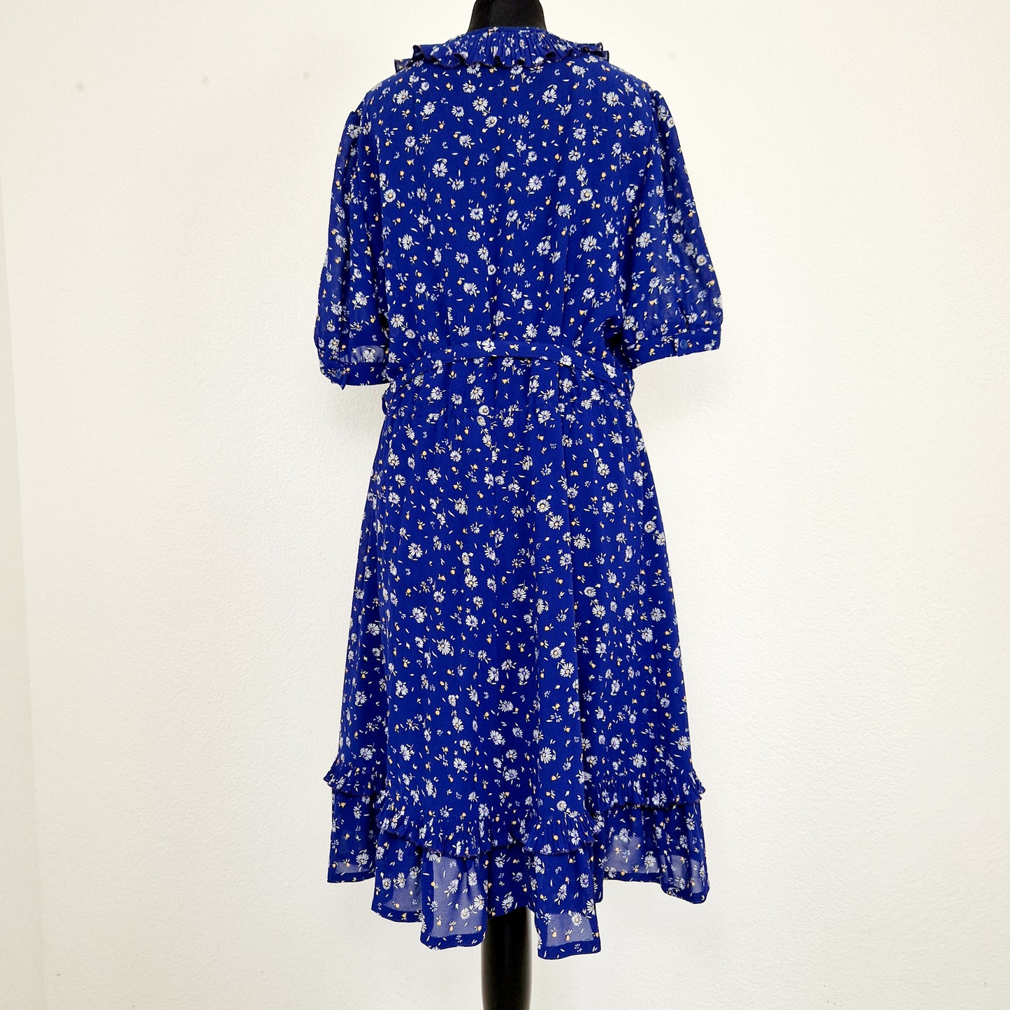 Einzigartiges und nachhaltiges Vintage Kleid in Blau mit Blumen. Unique and sustainable vintage dress in blue with flowers. Back.