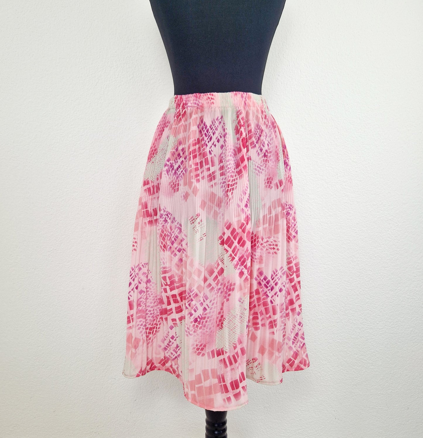 Einzigartiger und nachhaltiger Vintage Rock in pink-weiss. Unique and sustainable vintage skirt in pink-white. Back.