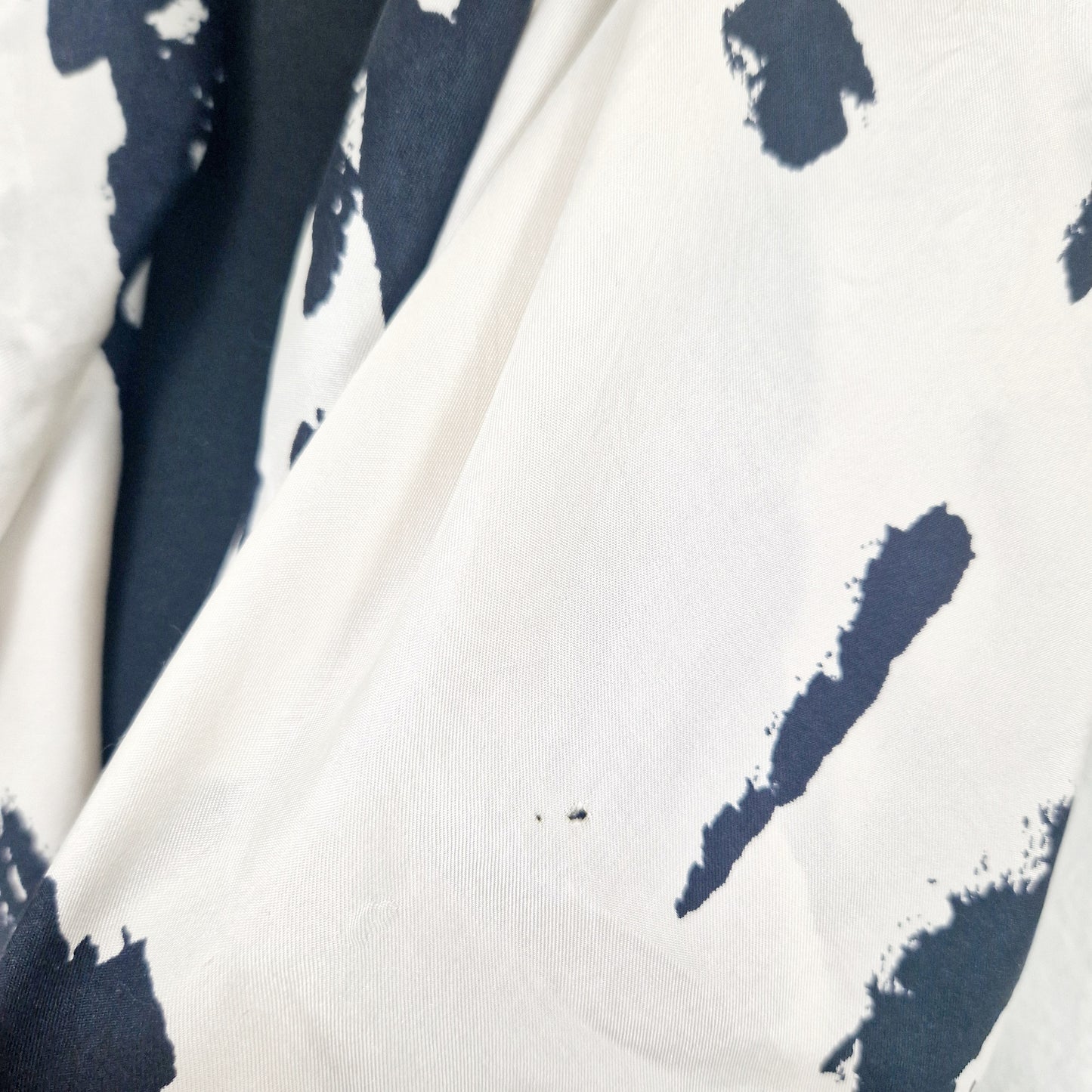 Einzigartiger und nachhaltiger Vintage Schal in schwarz-weiss. Unique and sustainable vintage scarf in black and white. Flaw.