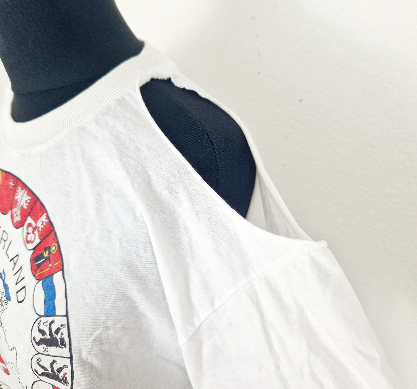 Einzigartiges und nachhaltiges Vintage T-Shirt mit Schweizer Kantonen. Unique and sustainable vintage t-shirt in white with swiss cantons. Shoulder