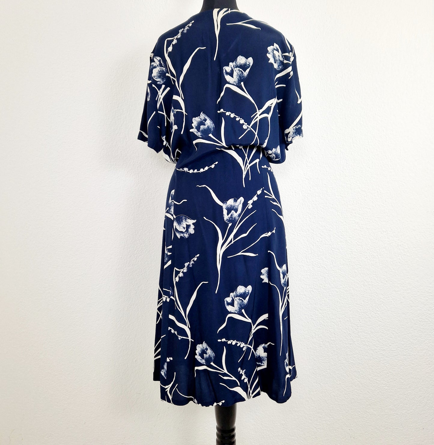 Einzigartiges und nachhaltiges Vintage Kleid in blau-weiss mit Tulpen. Unique and sustainable vintage dress in blue-white with tulips. Back.