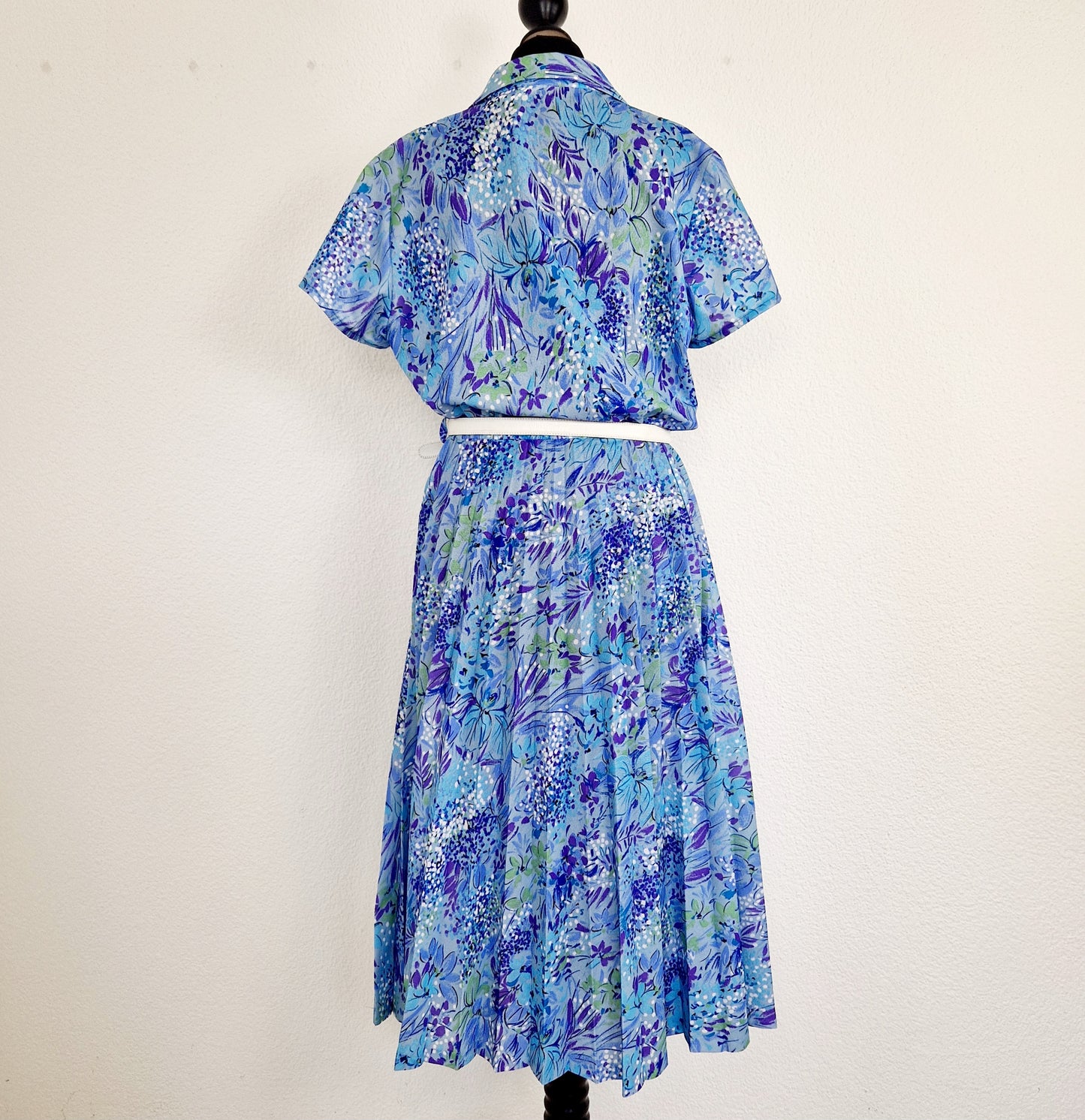 Einzigartiges und nachhaltiges Vintage Kleid in blau mit Blumen. Unique and sustainable vintage dress in blue with flowers. Back.