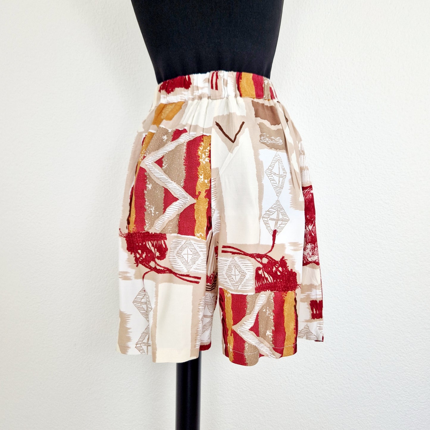 Einzigartige und nachhaltige Vintage Shorts in beige mit Zickzack. Unique and sustainable vintage shorts in beige with zigzag. Back.