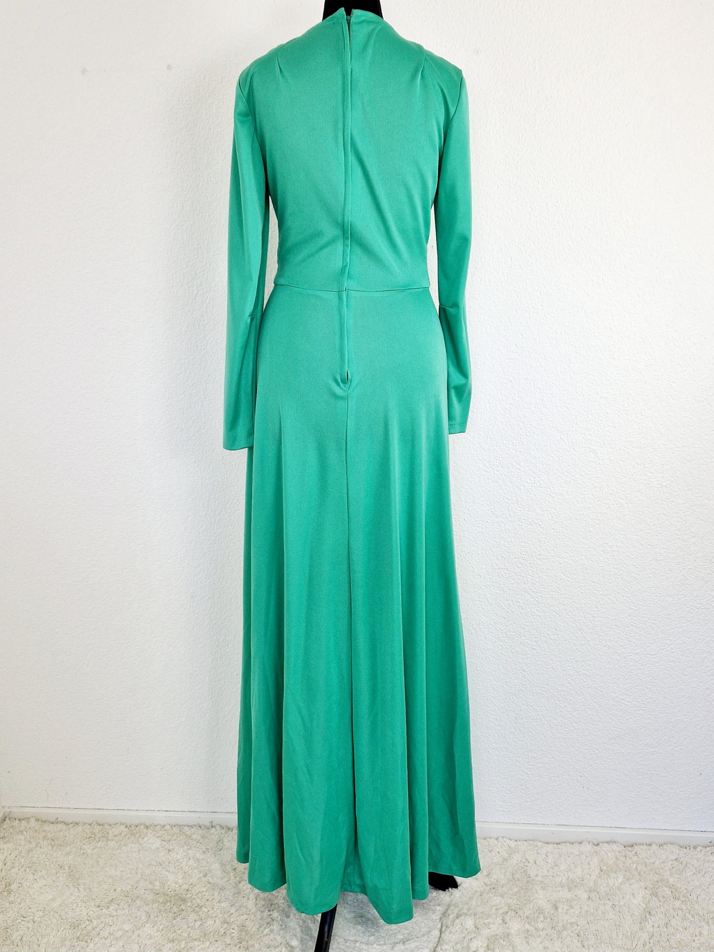 Einzigartiges und nachhaltiges Vintage Kleid in grün. Unique and sustainable vintage dress in green. Back.