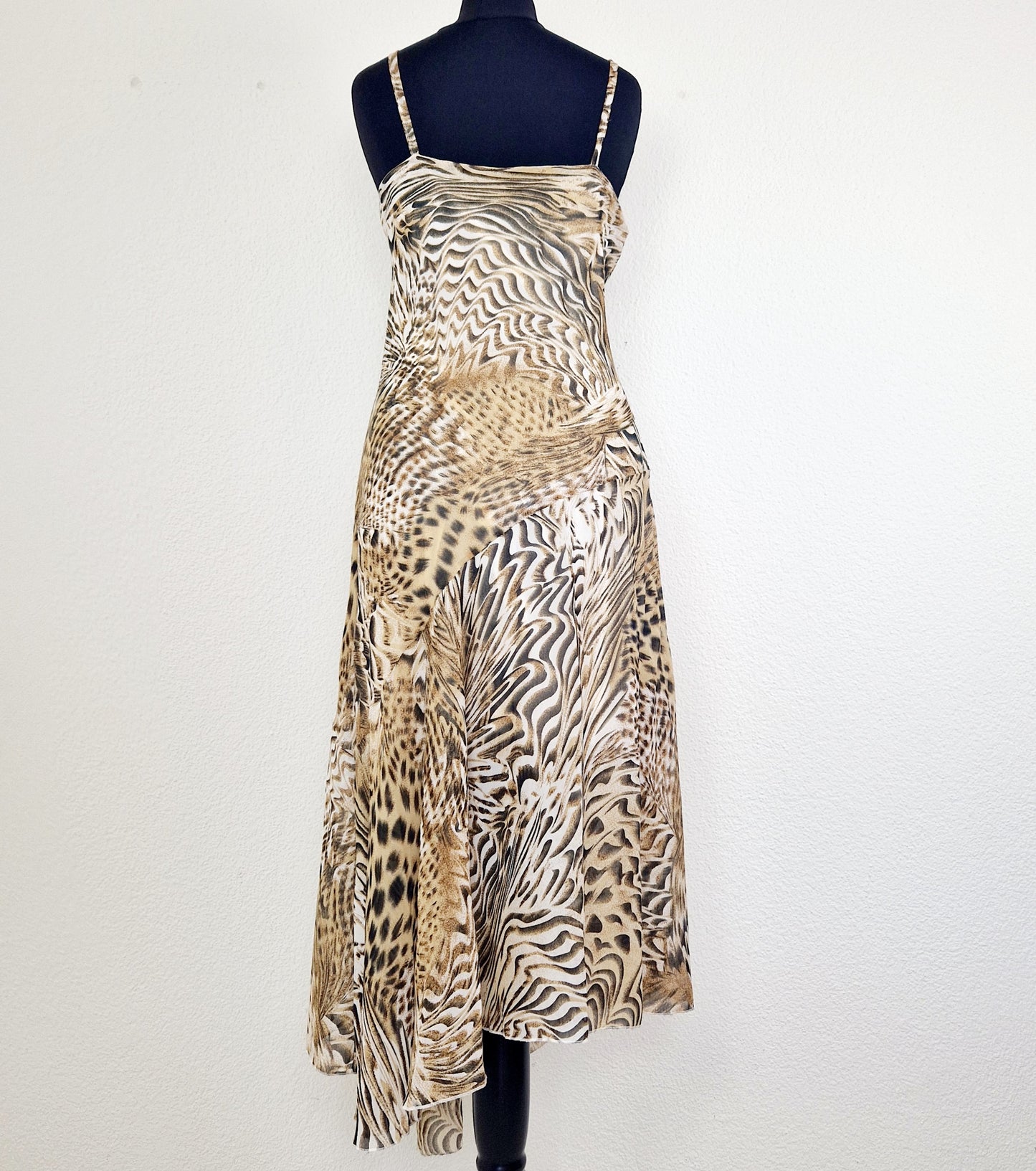 Einzigartiges und nachhaltiges Vintage Kleid in beige. Unique and sustainable vintage dress in beige. Back.