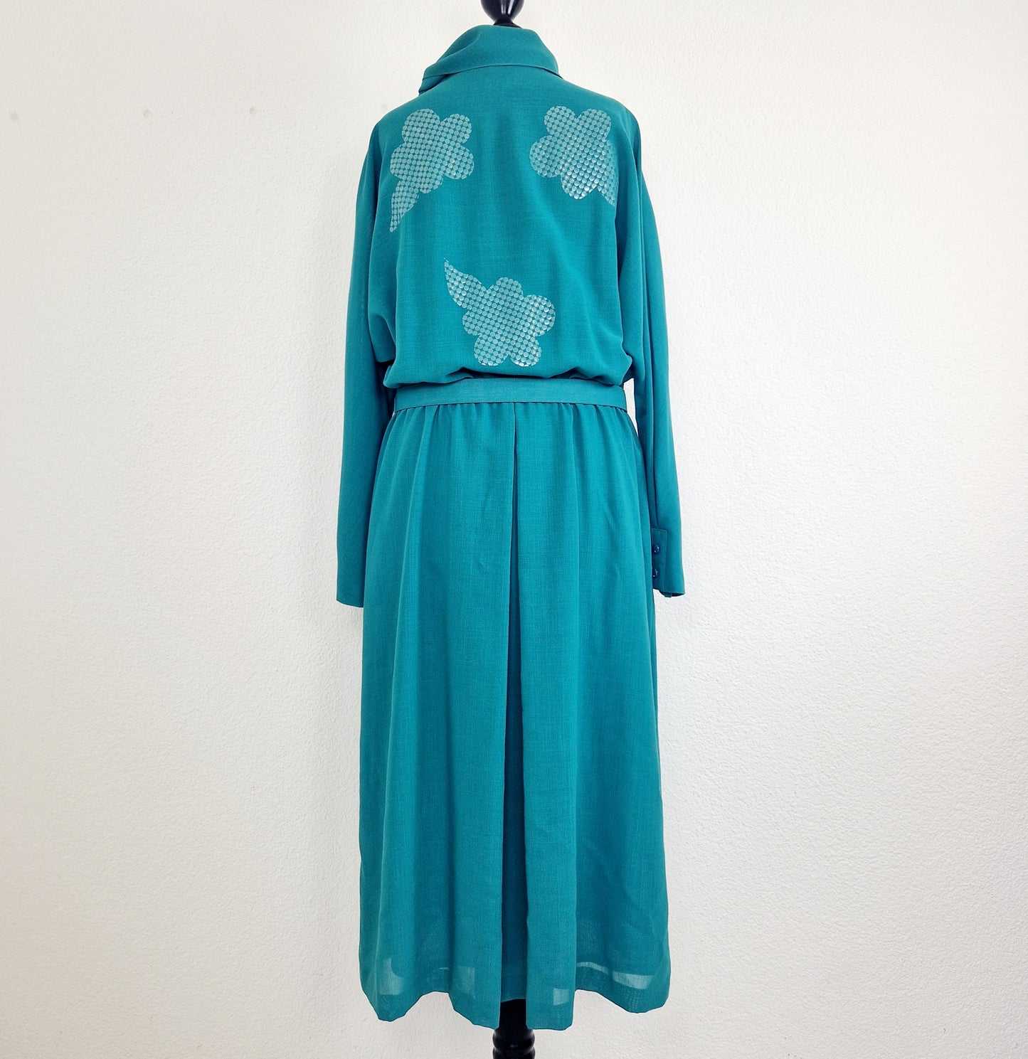 Einzigartiges und nachhaltiges Vintage Kleid in grün mit Pailetten. Unique and sustainable vintage dress in green with sequins. Back.