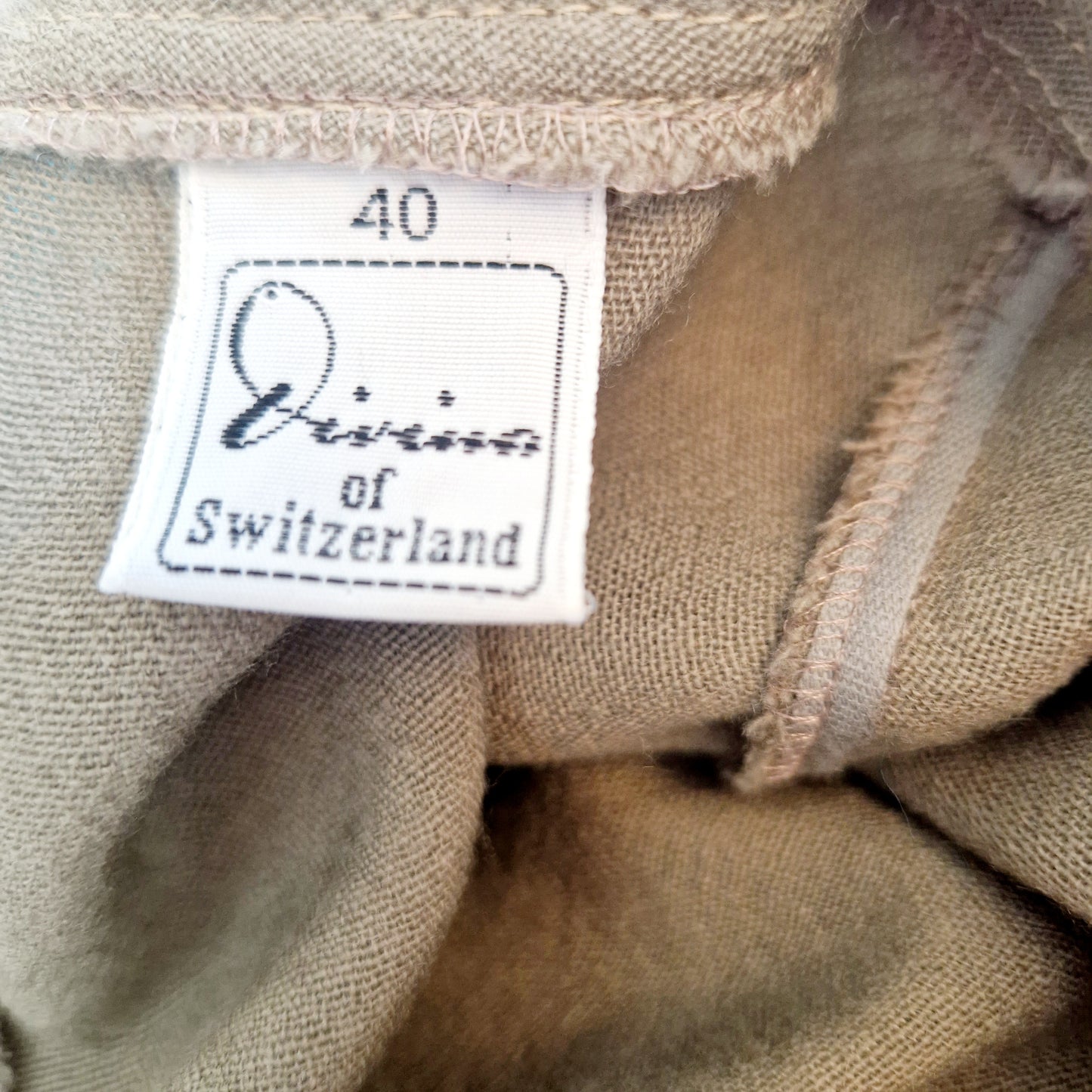 Einzigartiges und nachhaltiges Vintage Kleid in beige-Eierschale mit Kragen. Unique and sustainable vintage dress in brown-off-white with a collar. Tag.