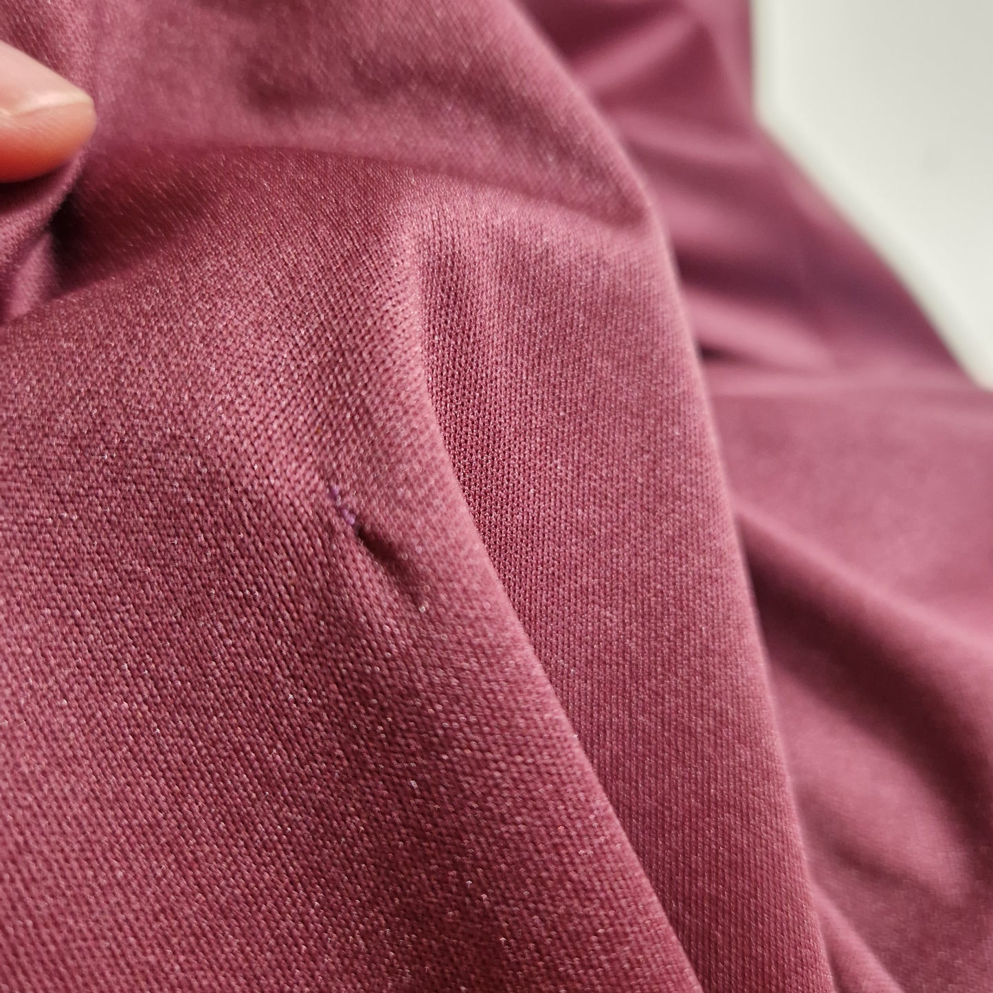Einzigartiges und nachhaltige Vintage Kleid in brombeer. Unique and sustainable vintage dress in blackberry. Repair.