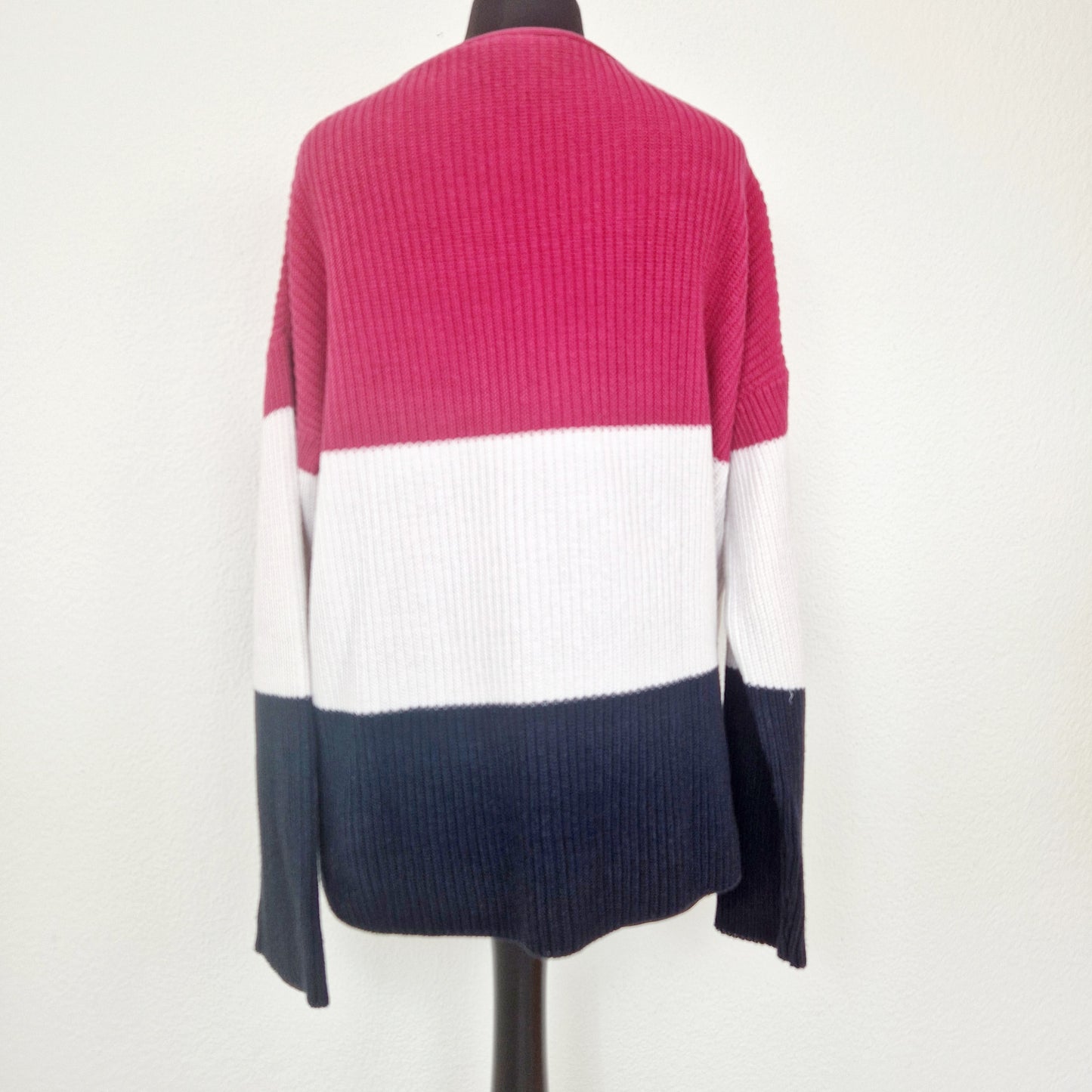 Einzigartiger und nachhaltiger Vintage Pullover in dunkelblau-weiss-pink. Unique and sustainable vintage pullover in dark blue-white-pink. Back.