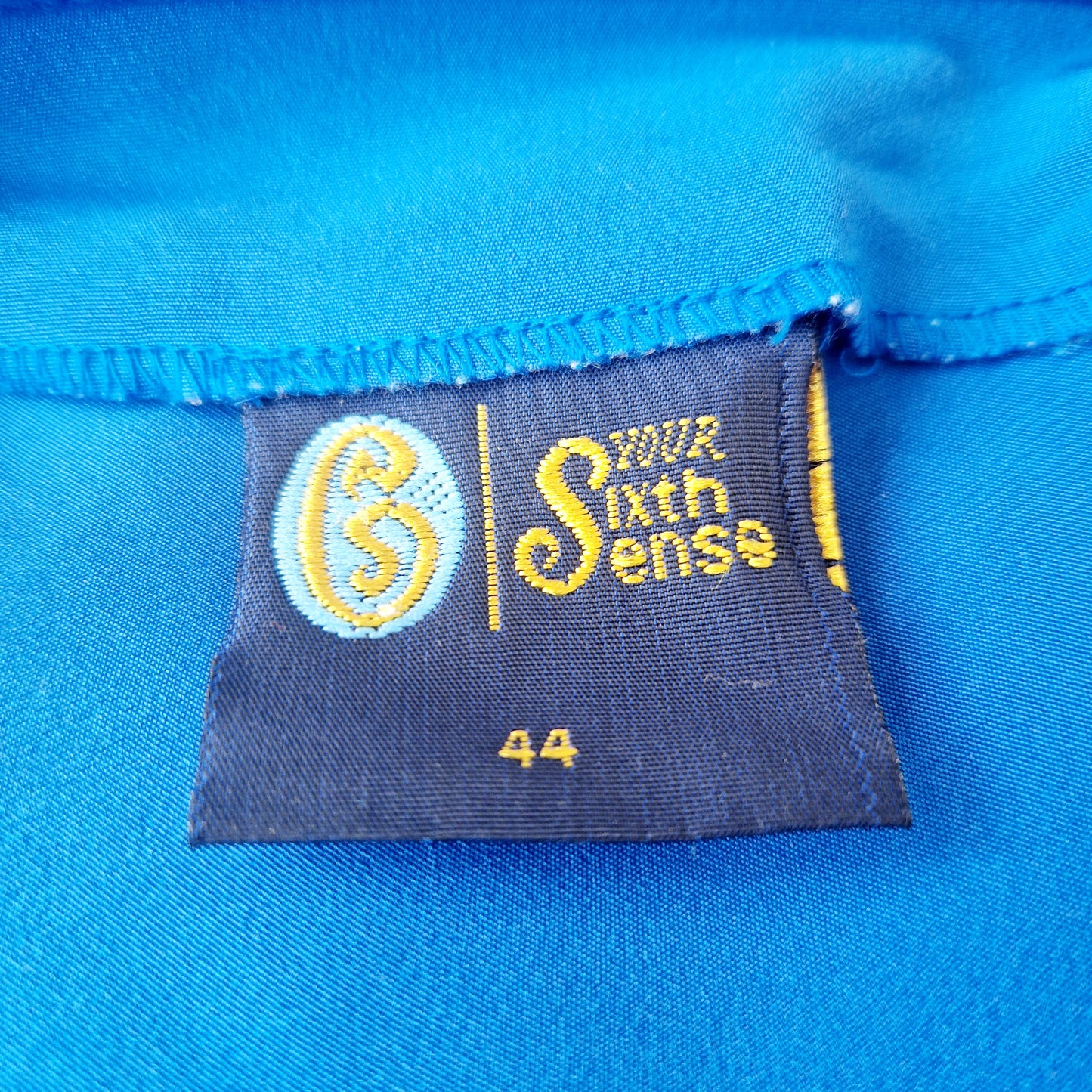 Einzigartige und nachhaltige Vintage Kurzarmbluse in blau. Unique and sustainable vintage short sleeved blouse in blue. Tag.