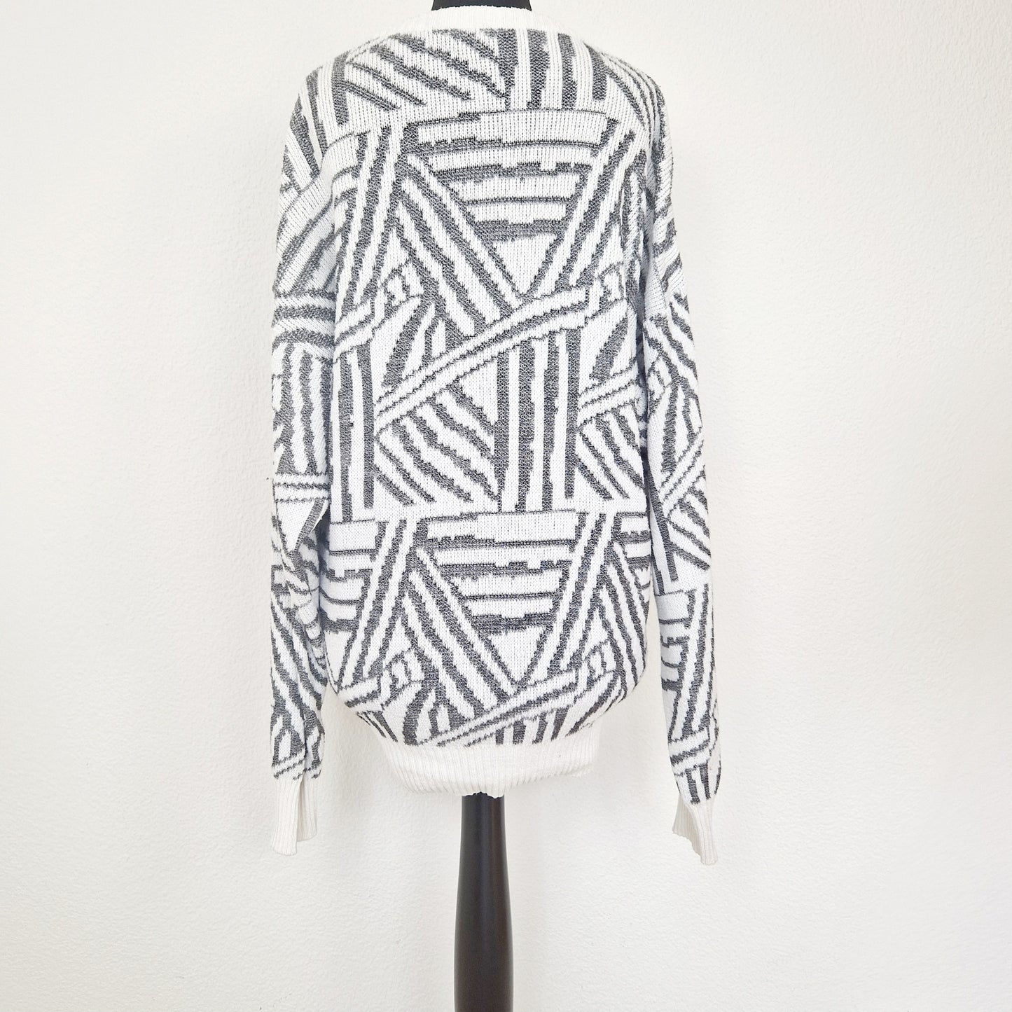 Einzigartiger und nachhaltiger Vintage Pullover in grau-weiss. Unique and sustainable vintage pullover in grey-white. Back.