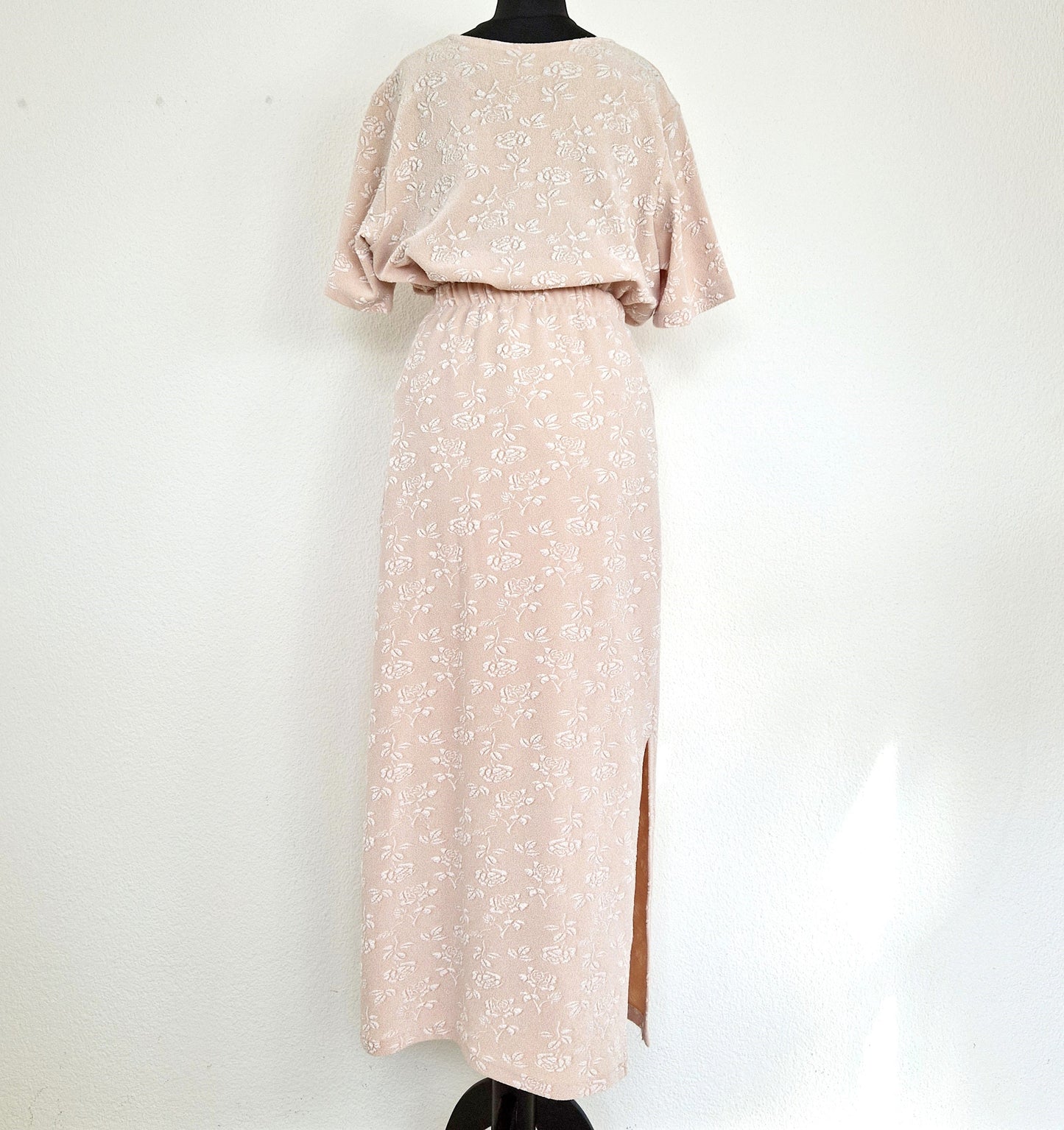 Einzigartiges und nachhaltiges Vintage Set mit Rock und T-Shirt in apricot-weiss. Unique and sustainable vintage set with skirt and t-shirt in apricot-white. Back.