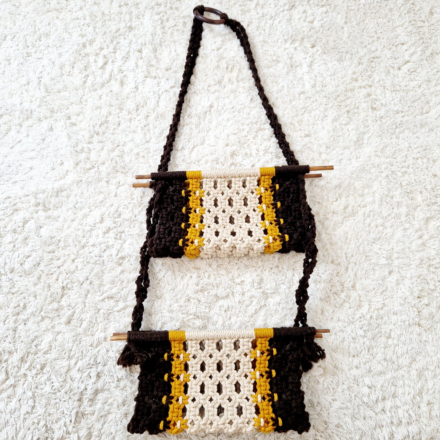 Einzigartiger und nachhaltiger Zeitchriftenhänger. Unique and sustainable magazine rack. Back.