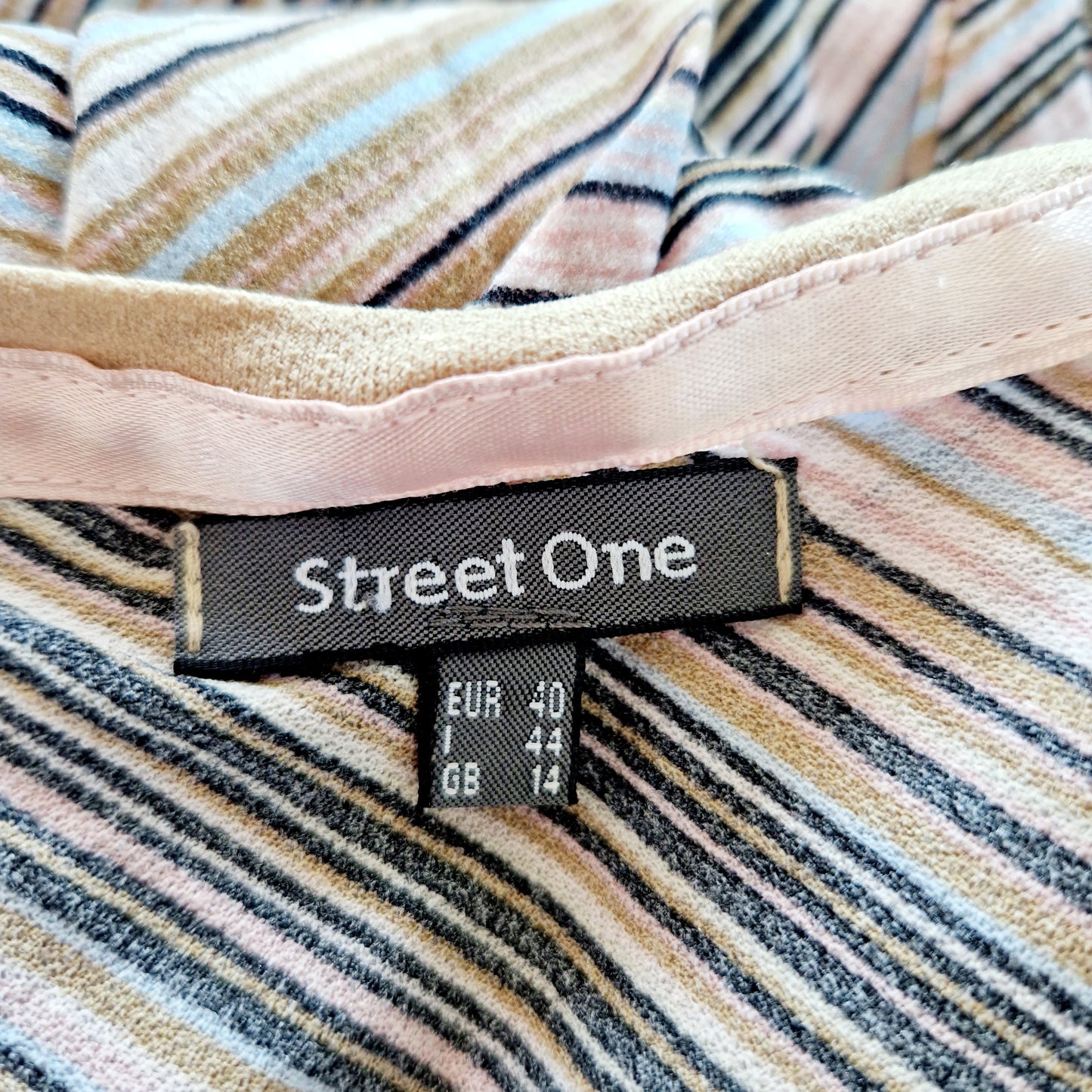 Einzigartiges und nachhaltiges Vintage Shirt mit Streifen. Unique and sustainable vintage shirt with stripes. Tag.