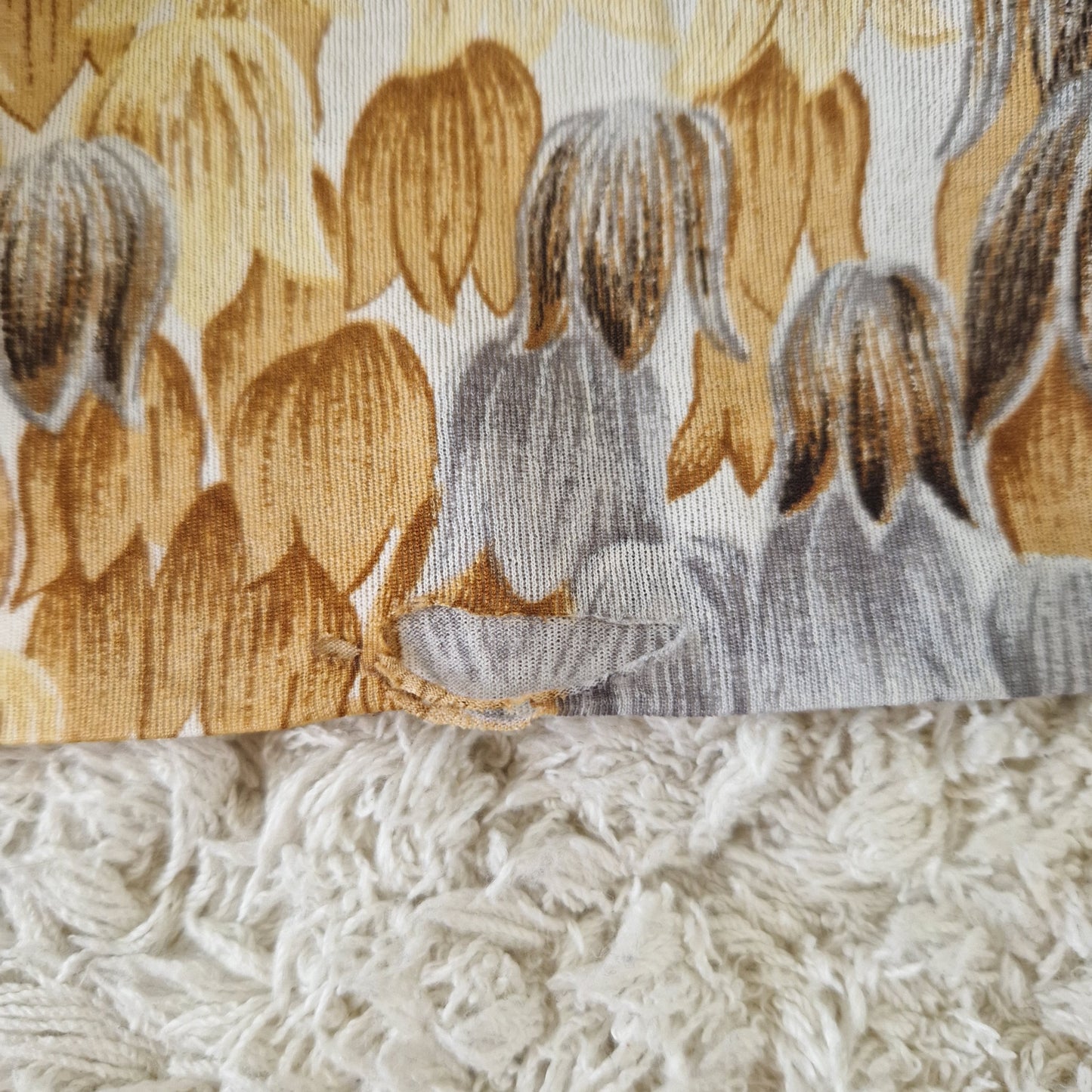 Einzigartiges und nachhaltiges Vintage Kleid in braun-beige-grau mit Blumen. Unique and sustainable vintage dress in brown-beige-grey with flowers. Flaw.