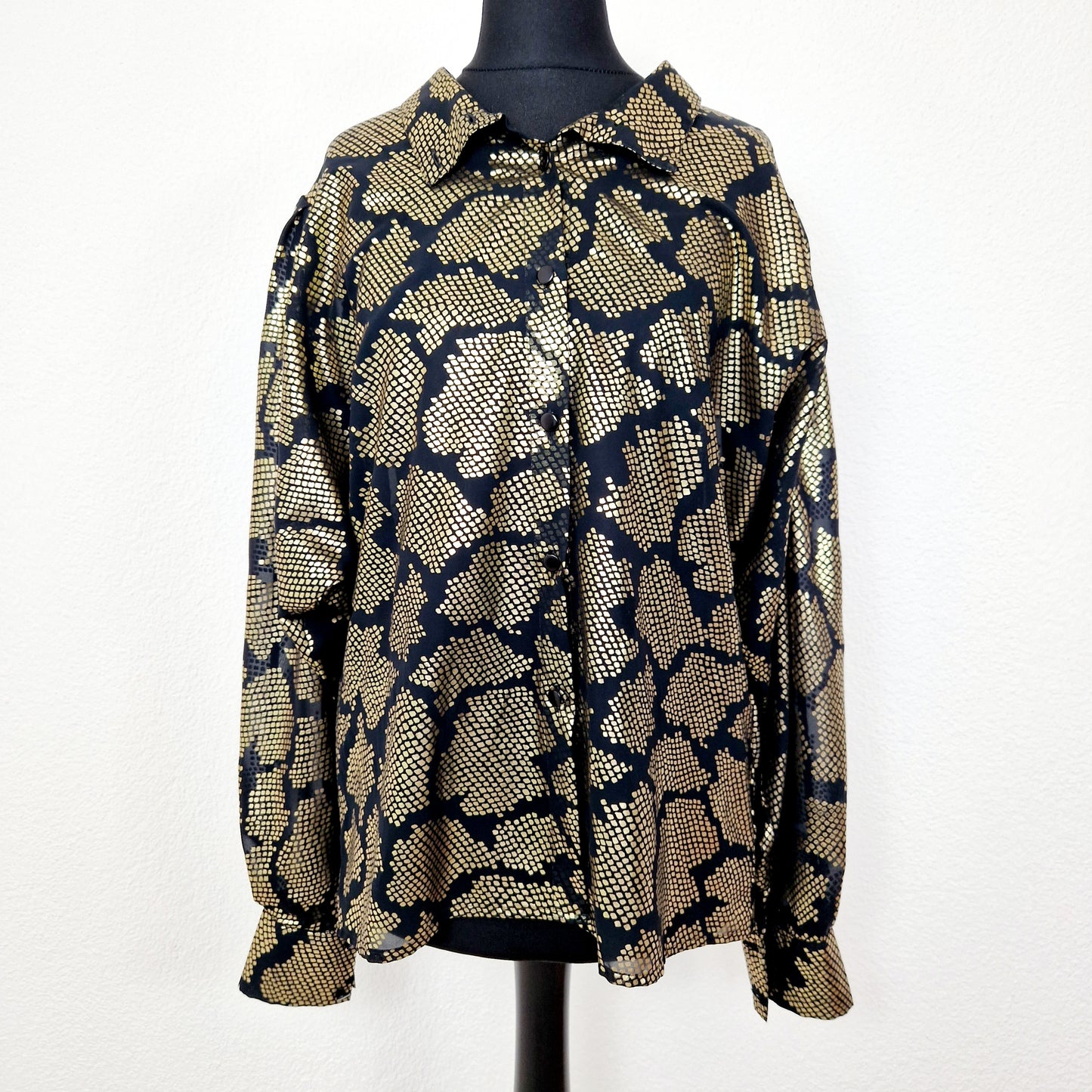 Einzigartige und nachhaltige Vintage Bluse in schwarz-gold. Unique and sustainable vintage blouse in black-gold. Front.