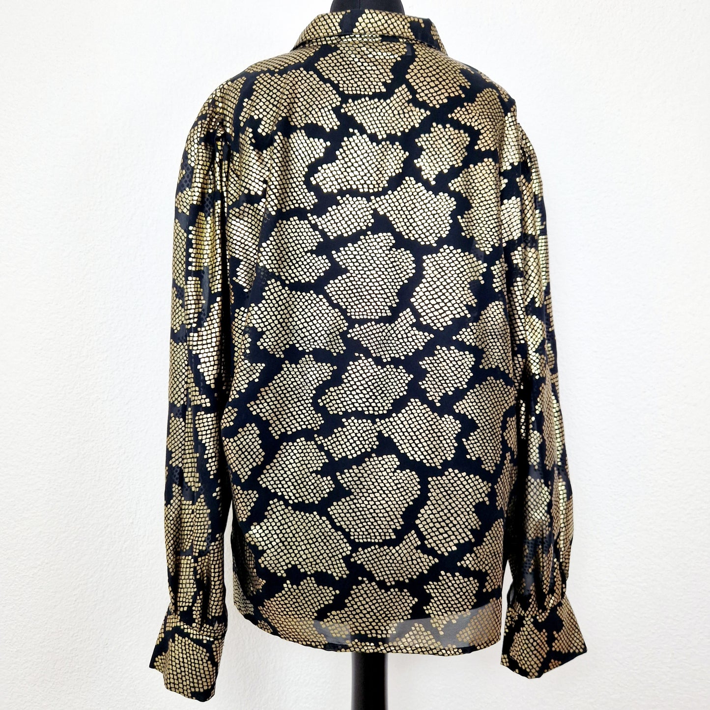 Einzigartige und nachhaltige Vintage Bluse in schwarz-gold. Unique and sustainable vintage blouse in black-gold. Back.