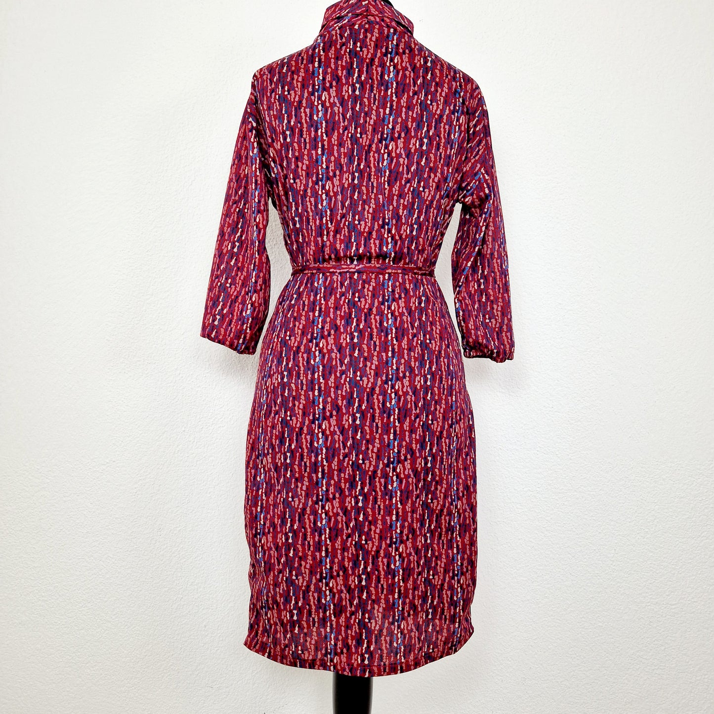 Einzigartiges und nachhaltiges Vintage Kleid in rot mit Schleife. Unique and sustainable vintage dress in red with bow. Back.