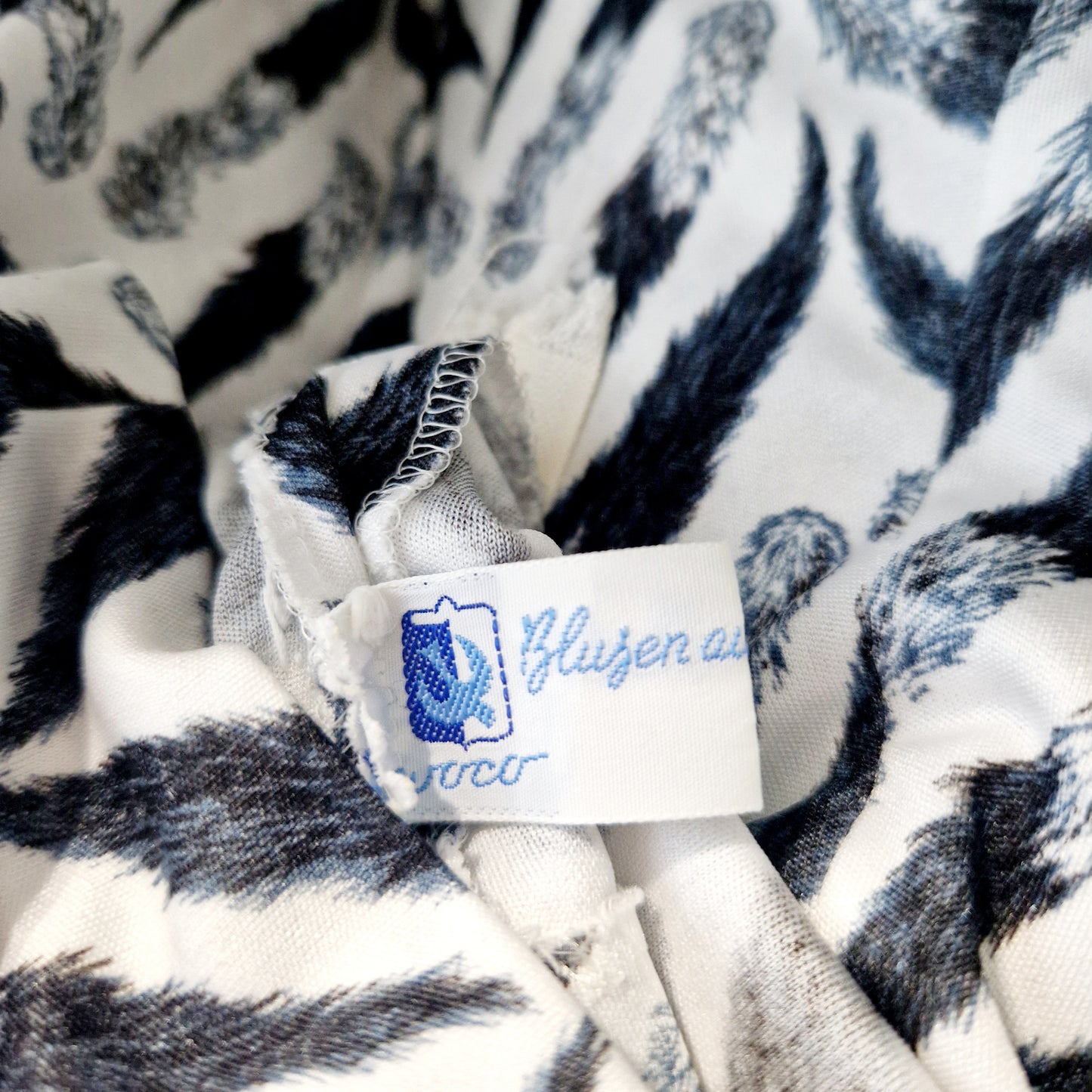 Einzigartiges und nachhaltiges Vintage Shirt in schwarz-weiss mit Kragen. Unique and sustainable vintage shirt in black-white with collar. Tag.