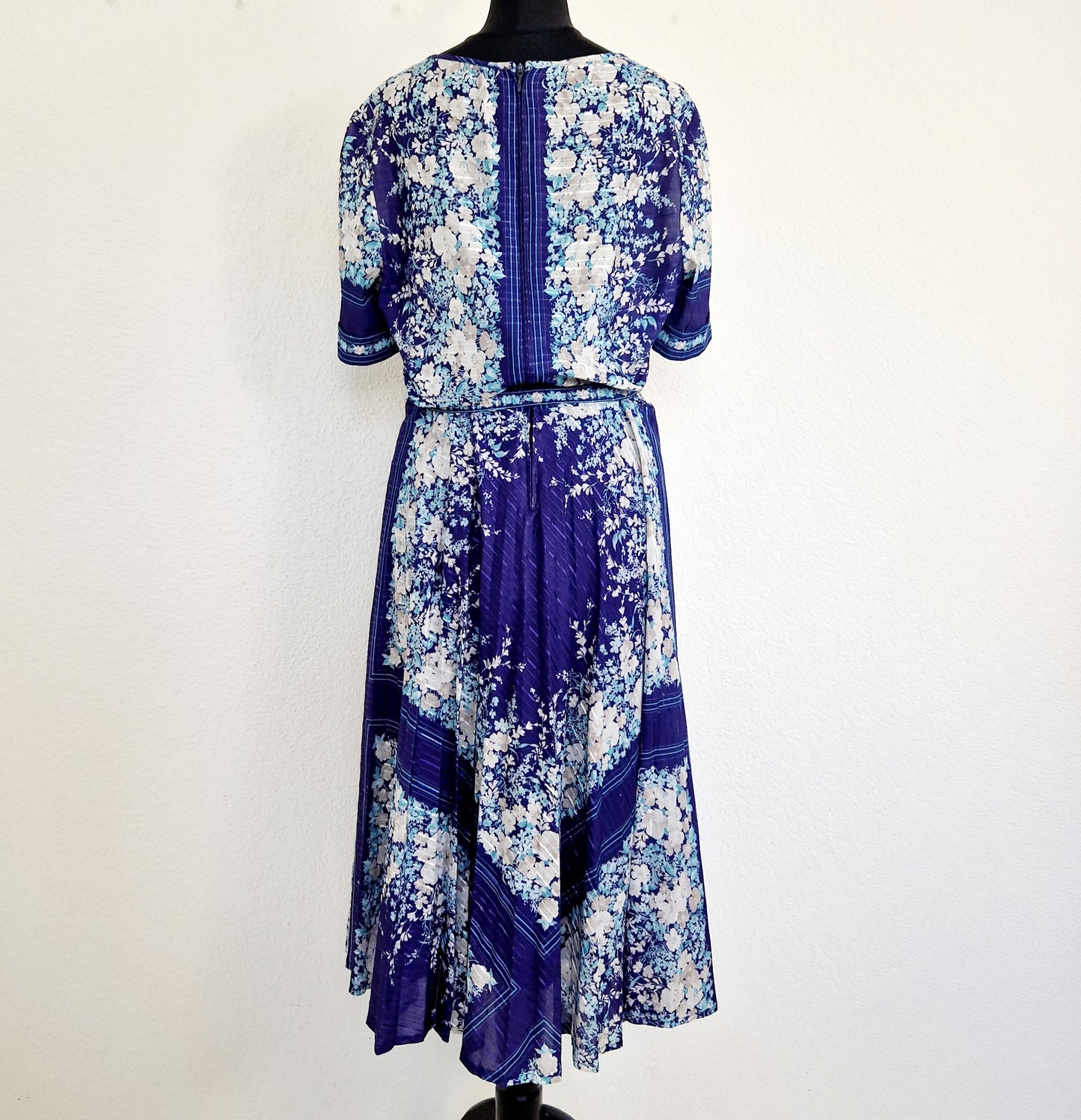 Einzigartiges und nachhaltiges Vintage Kleid mit Blumen und Jäckchen. Unique and sustainable vintage dress with flowers and cardigan. Back.