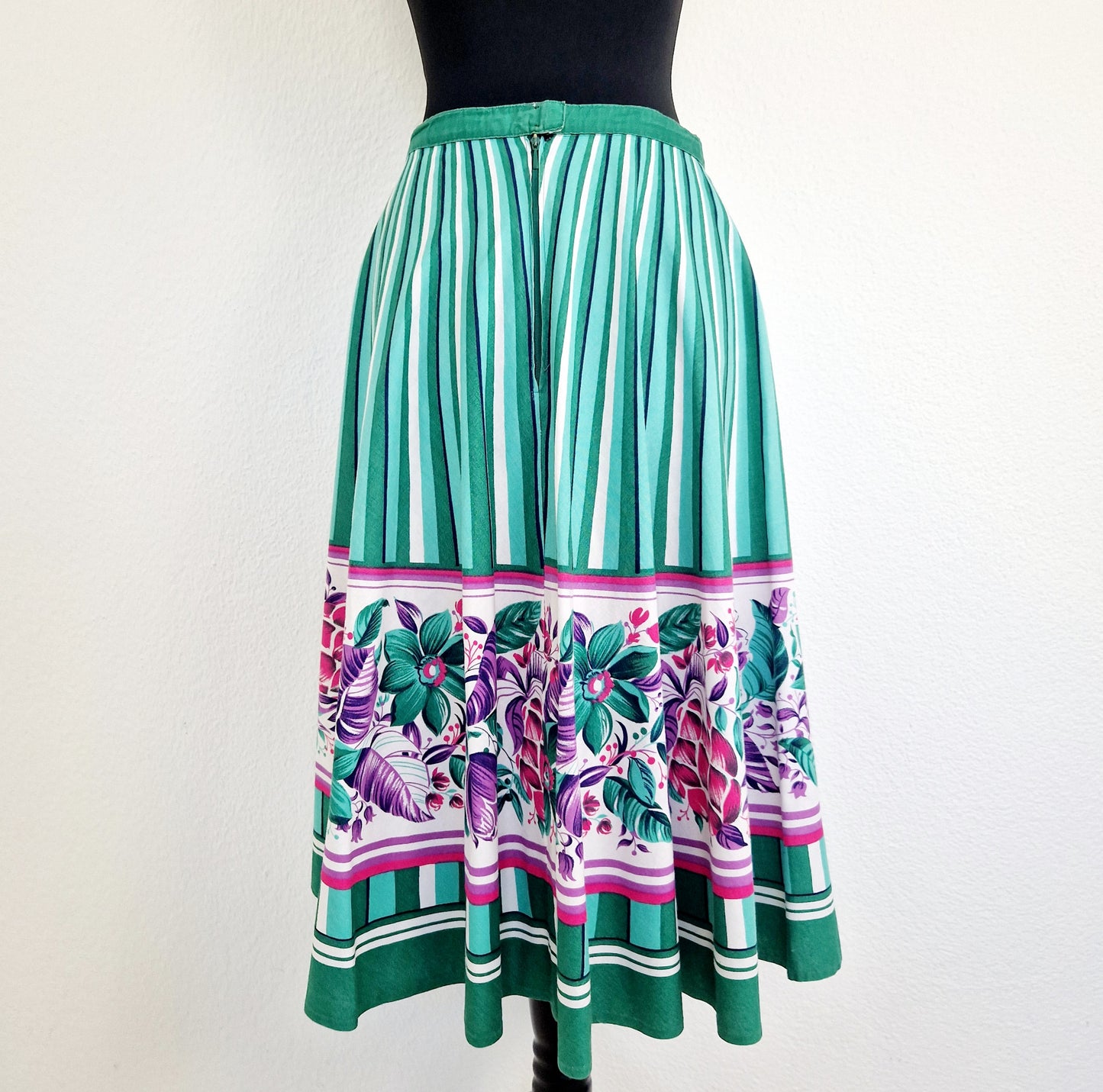 Einzigartiger und nachhaltiger Vintage Rock in grün-violett mit Blumen. Unique and sustainable vintage skirt in green-purple with flowers. Back.