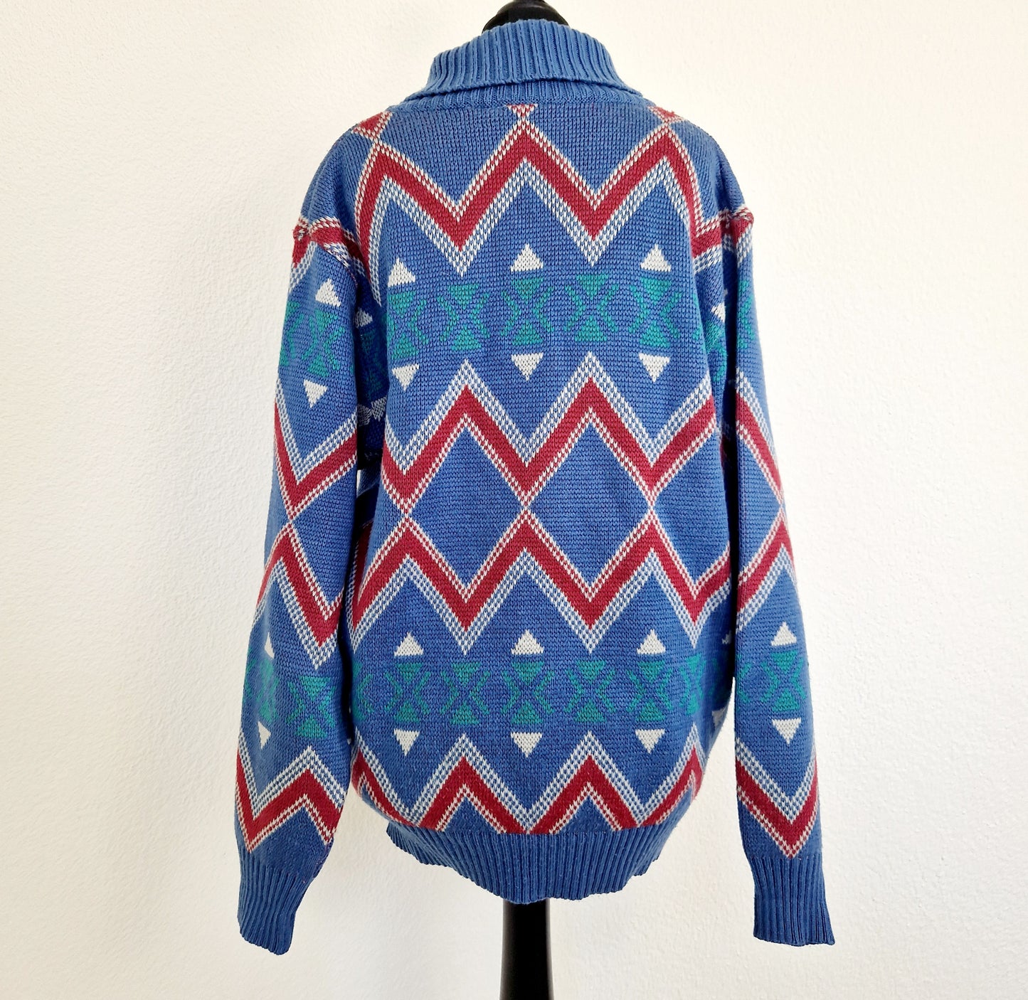 Einzigartiger und nachhaltiger Vintage Pullover in blau-rot-weiss mit Zickzack. Unique and sustainable vintage pullover in blue-red-white with zigzag. Back.