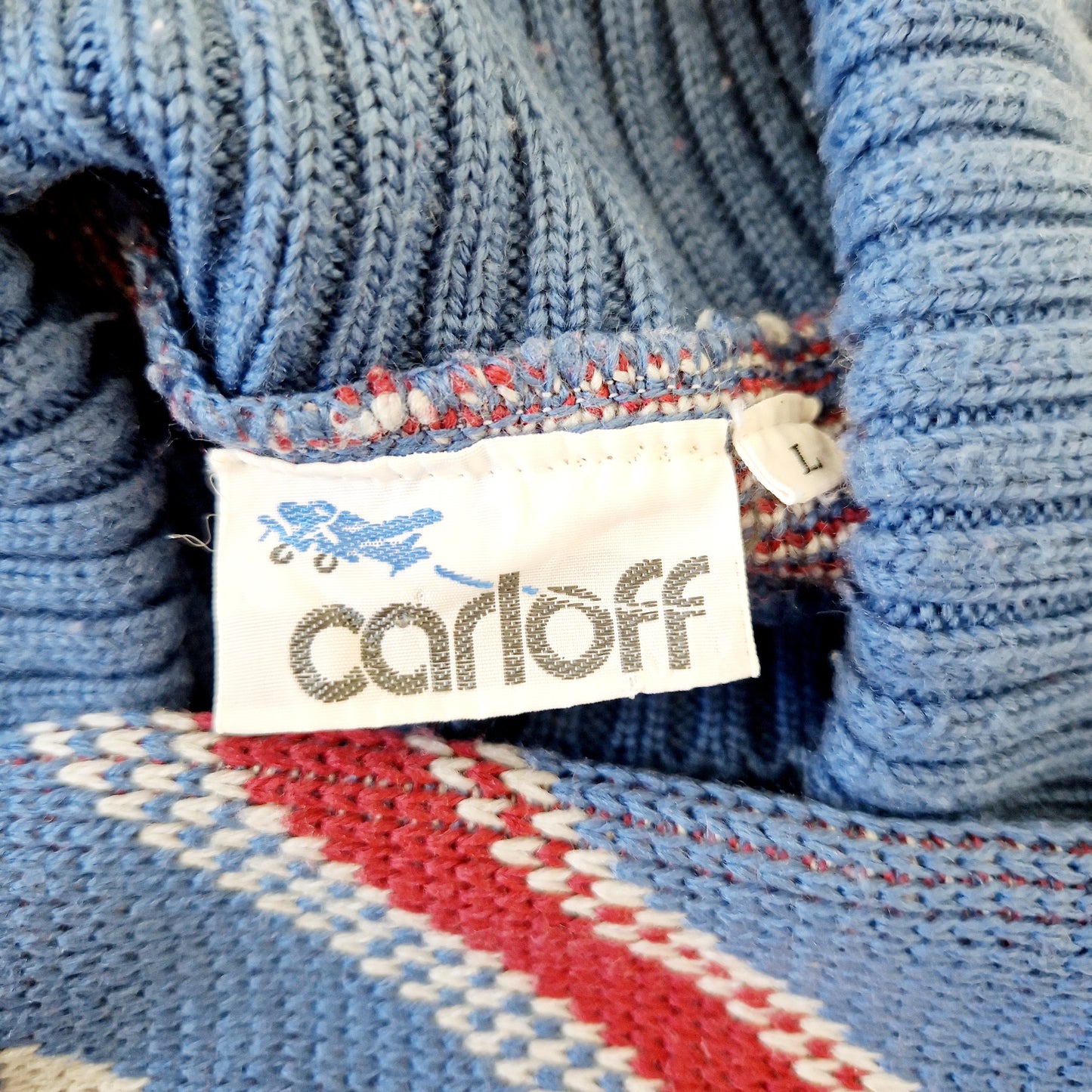 Einzigartiger und nachhaltiger Vintage Pullover in blau-rot-weiss mit Zickzack. Unique and sustainable vintage pullover in blue-red-white with zigzag. Tag.