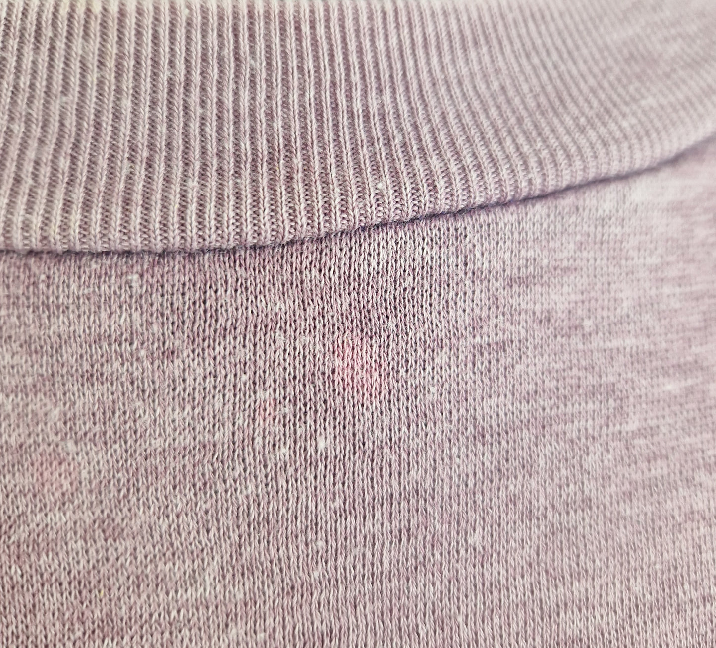 Einzigartiger und nachhaltiger Vintage Sweater in lila. Unique and sustainable vintage sweater in purple. Flaw.