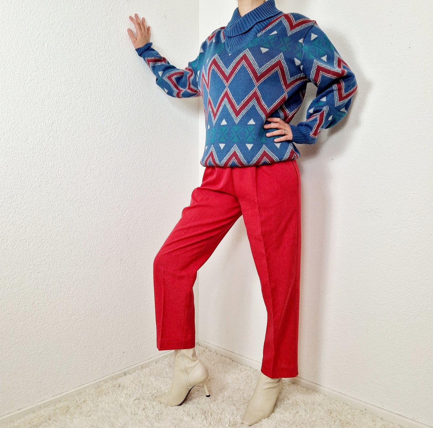 Einzigartiger und nachhaltiger Vintage Pullover in blau-rot-weiss mit Zickzack. Unique and sustainable vintage pullover in blue-red-white with zigzag. Model.