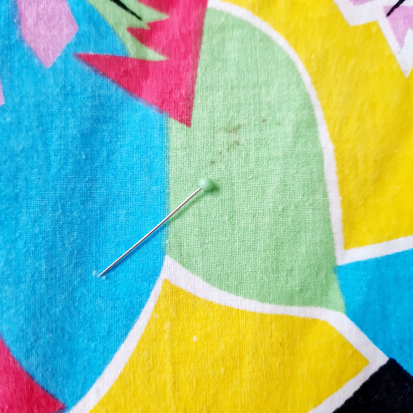 Einzigartiger und nachhaltiger Vintage Rock in gelb-türkis-lila. Unique and sustainable vintage skirt in yellow-turquoise-purple. Stain.