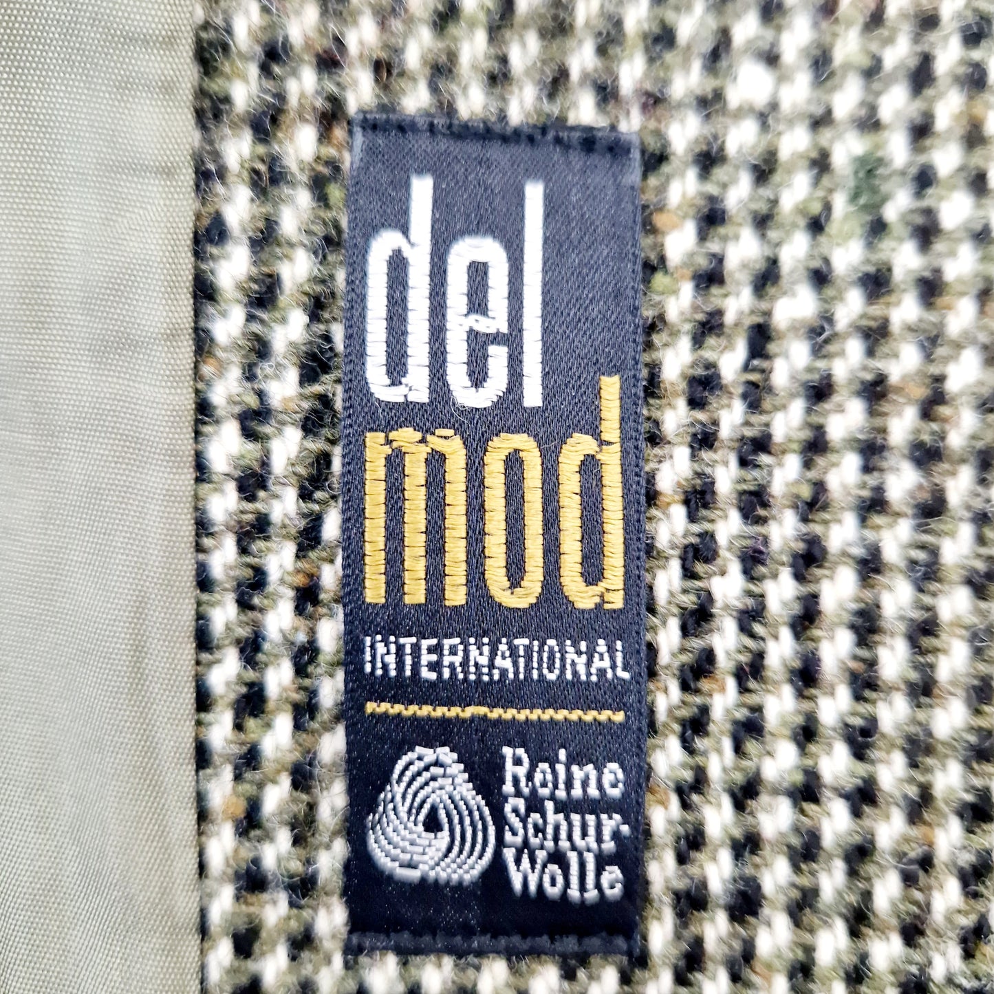 Einzigartiger und nachhaltiger Vintage Blazer in khaki-schwarz-beige mit Gürtel. Unique and sustainable vintage blazer in khaki-black-beige with belt. Tag.