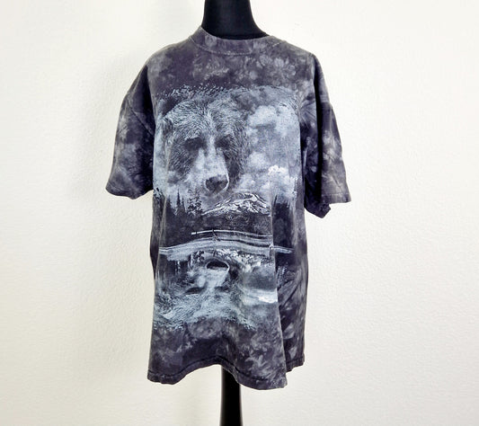 Einzigartiges und nachhalhtiges Vintage T-Shirt mit Bär. Unique and sustainable vintage t-shirt with a bear. Front.