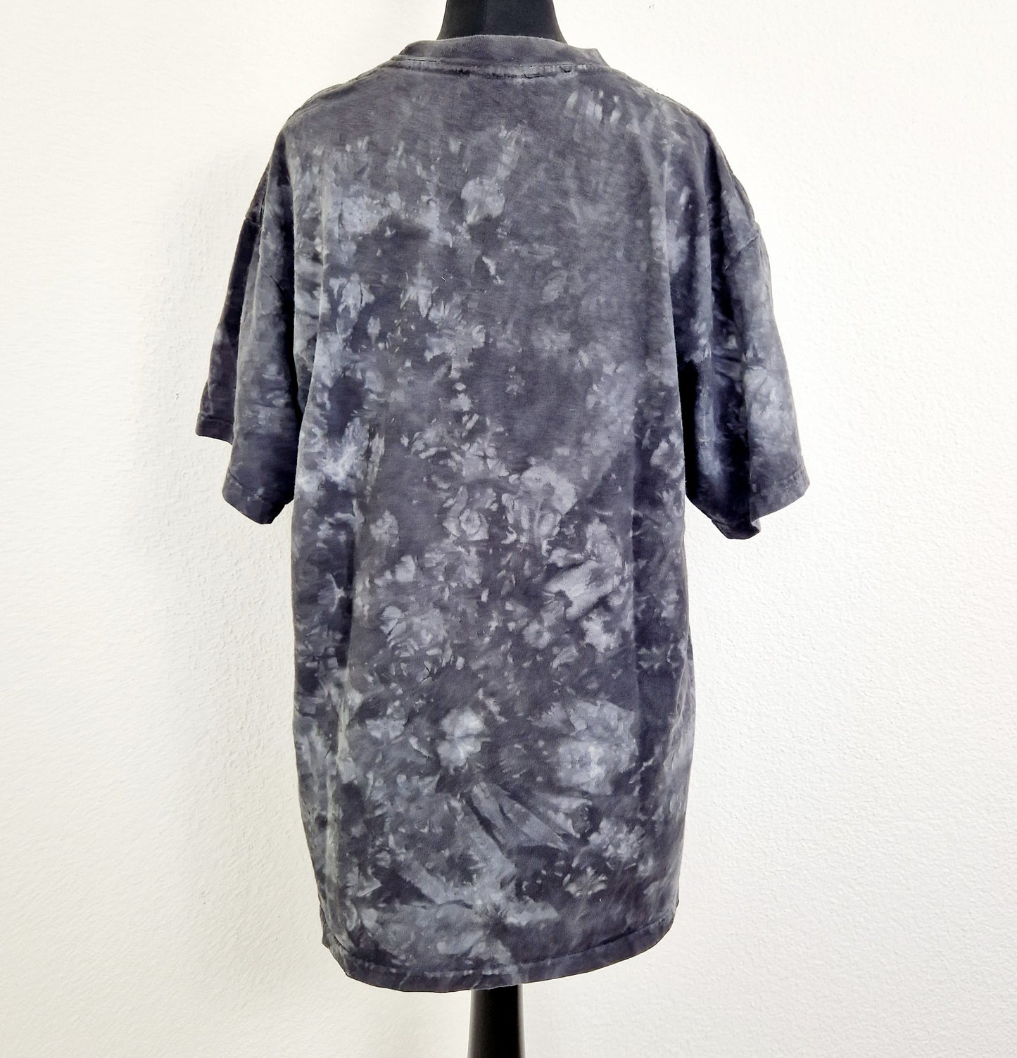 Einzigartiges und nachhalhtiges Vintage T-Shirt mit Bär. Unique and sustainable vintage t-shirt with a bear. Back.