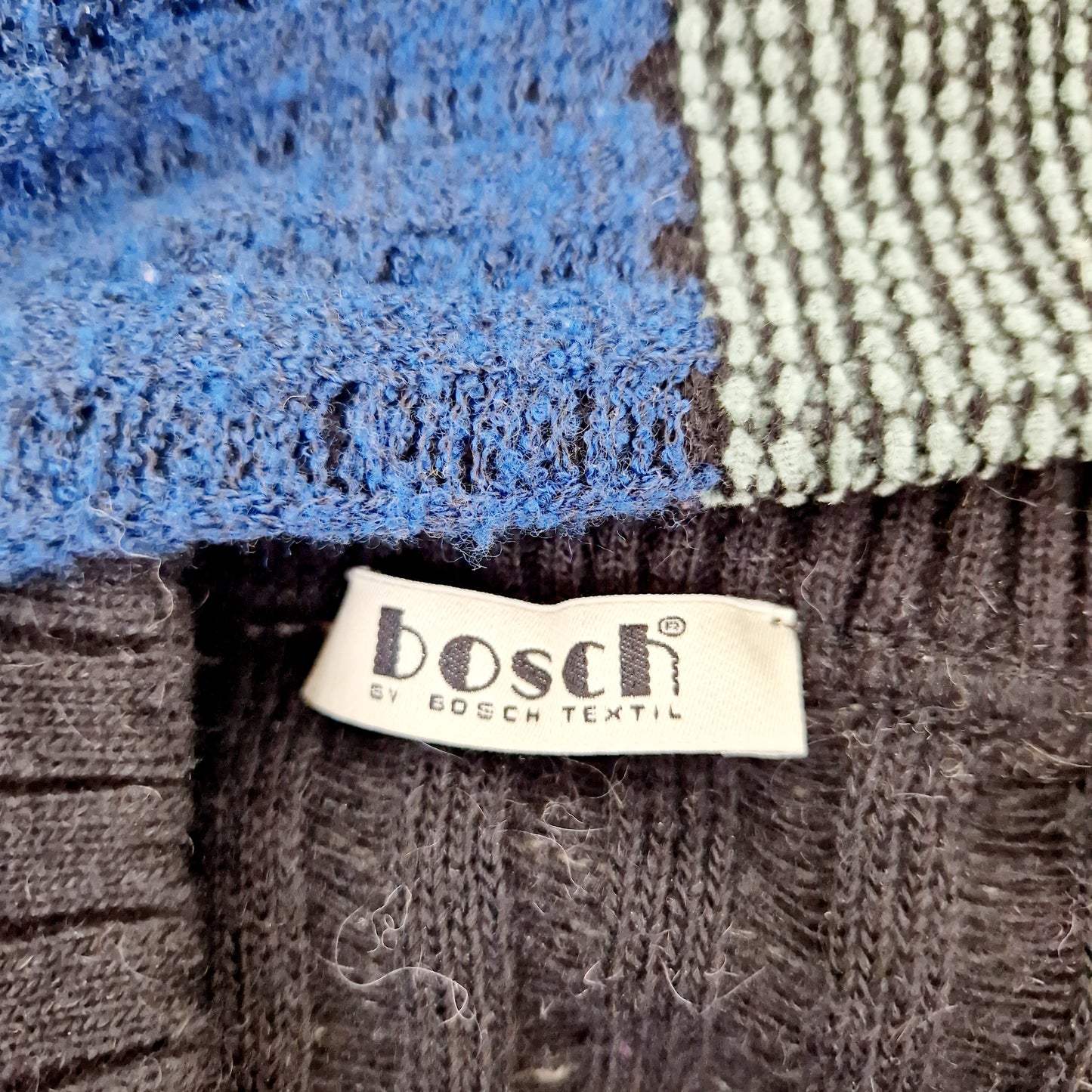 Einzigartiger und nachhaltiger Vintage Pullover in blau-grau-schwarz, geometrisch. Unique and sustainable vintage pullover in blue-grey-black and geometric. Tag.