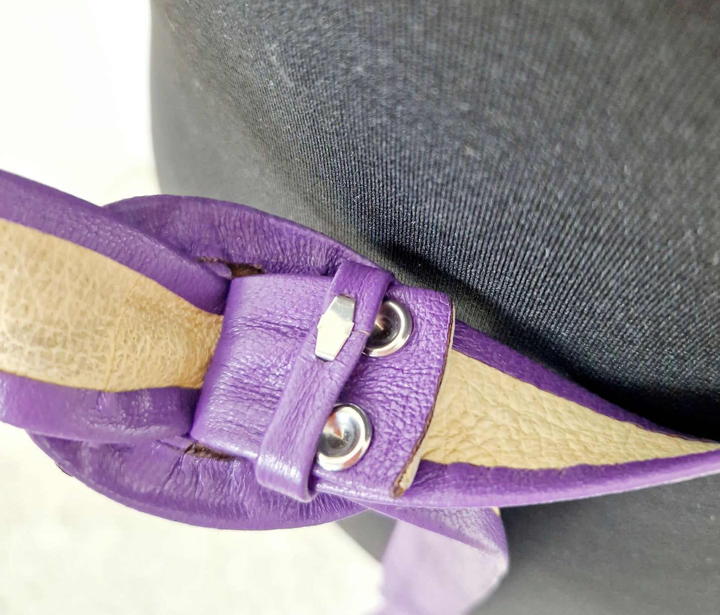 Einzigartiger und nachhaltiger Vintage Gürtel in violett. Unique and sustainable vintage belt in purple. Back.