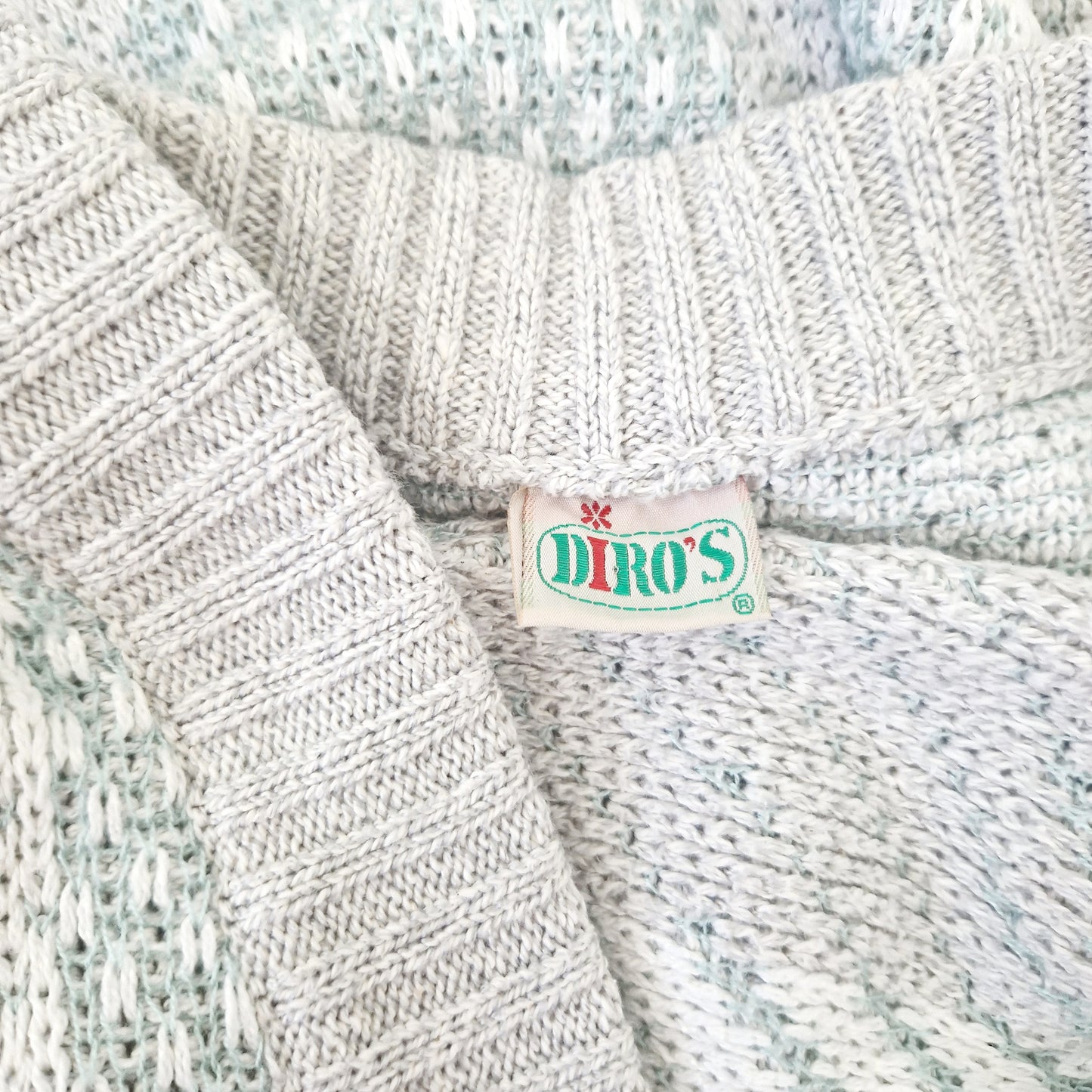 Einzigartiger und nachhaltiger Vintage Cardigan in hellgrau-mint. Unique and sustainable vintage cardigan in light grey-mint. Tag.