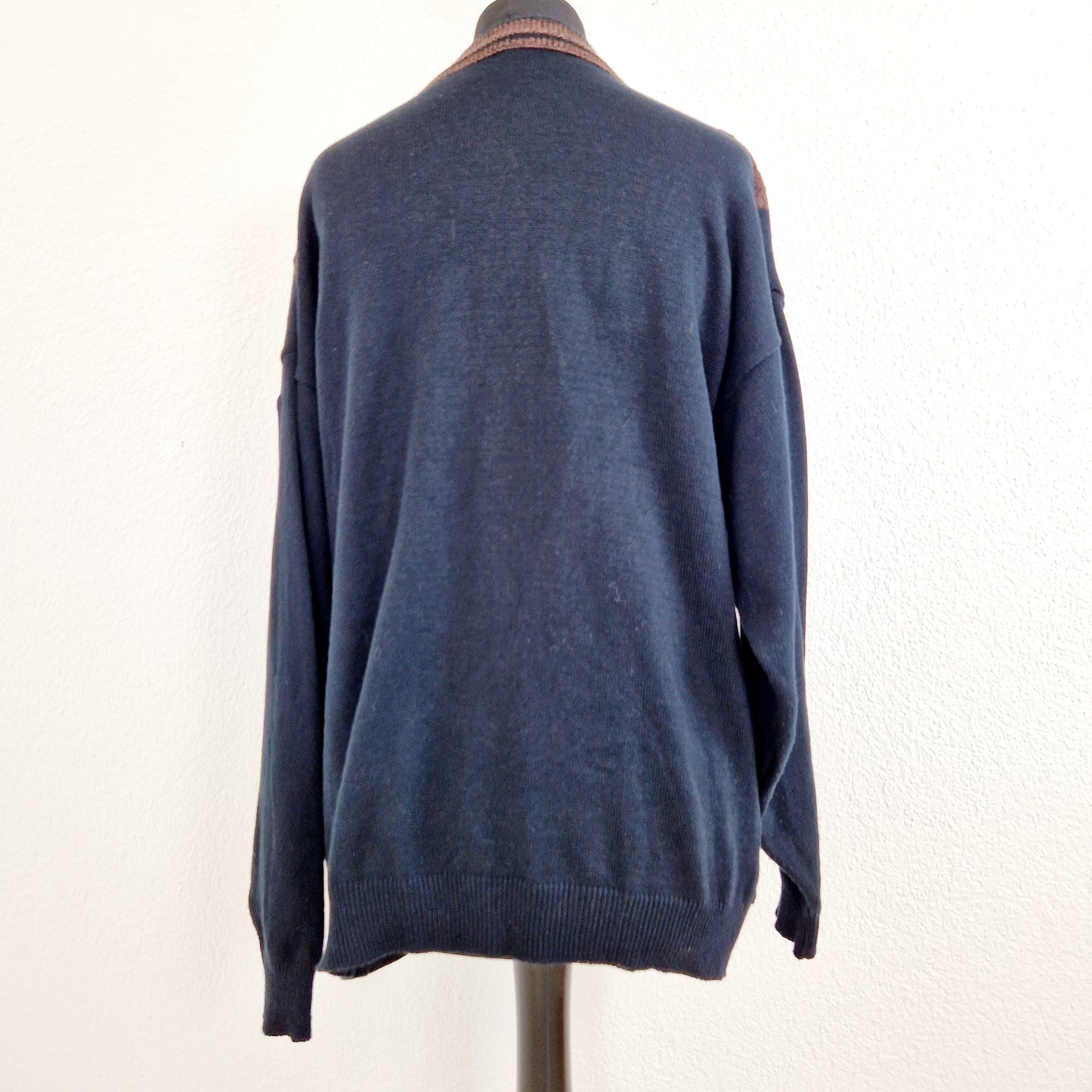 Einzigartiger und nachhaltiger Vintage Cardigan in schwarz-braun. Unique and sustainable vintage cardigan in black-brown. Back.