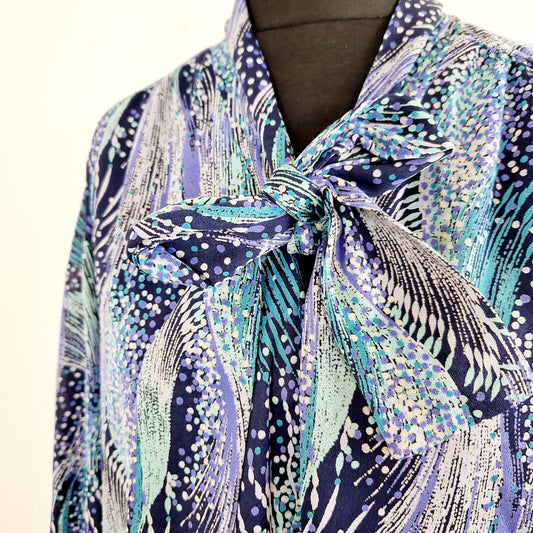 Einzigartiges und nachhaltiges Vintage Kleid in blau-türkis mit Schleife. Unique and sustainable vintage dress in blue-turqoise with bow. Close-up.