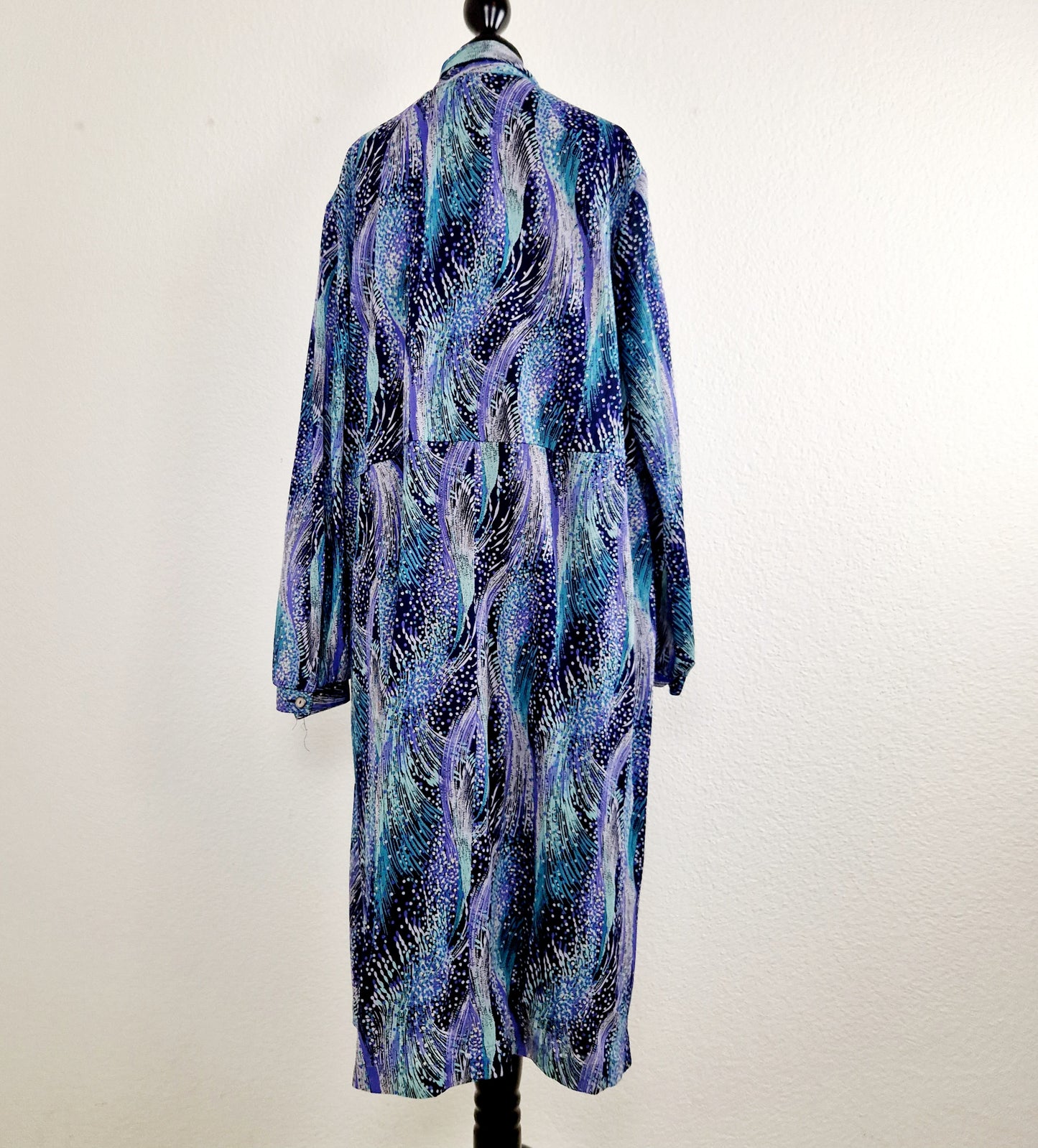 Einzigartiges und nachhaltiges Vintage Kleid in blau-türkis mit Schleife. Unique and sustainable vintage dress in blue-turqoise with bow. Back.