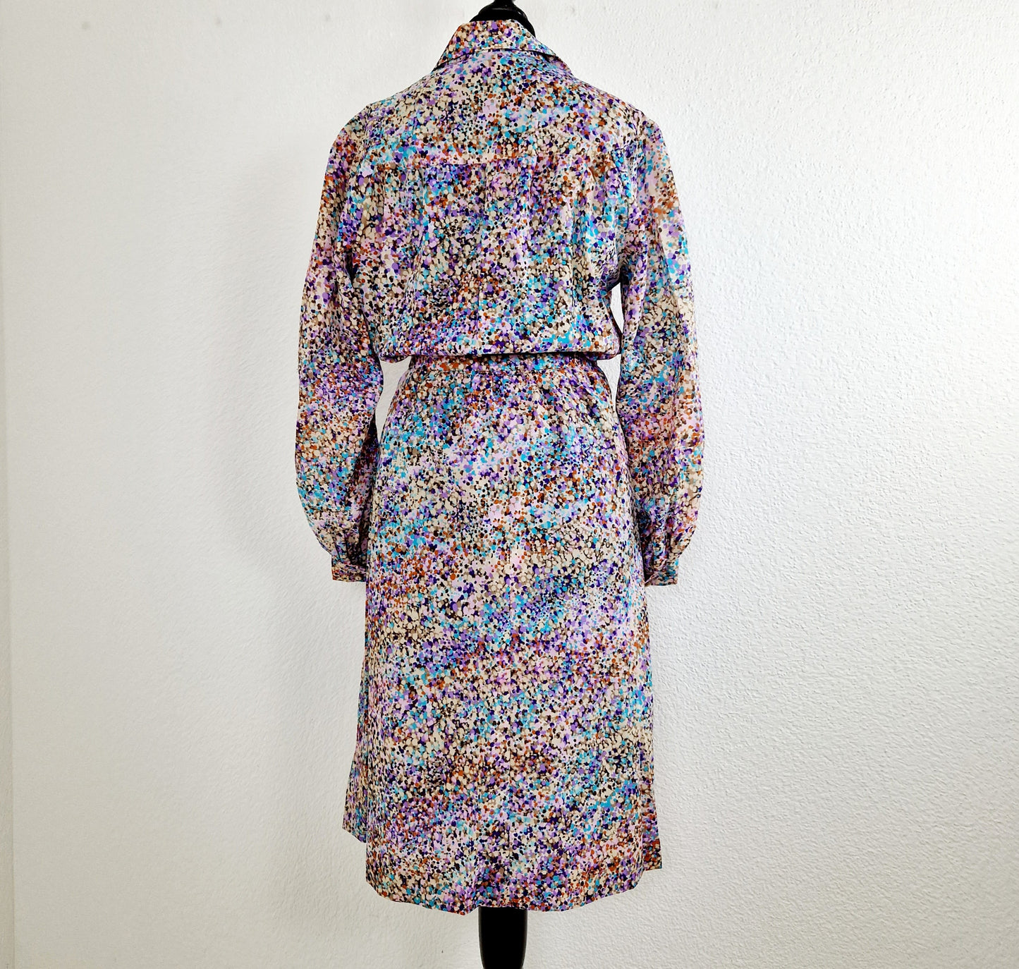 Einzigartiges und nachhaltiges Vintage Kleid in lila mit Punkten. Unique and sustainable vintage dress in purple with polka dots. Back.