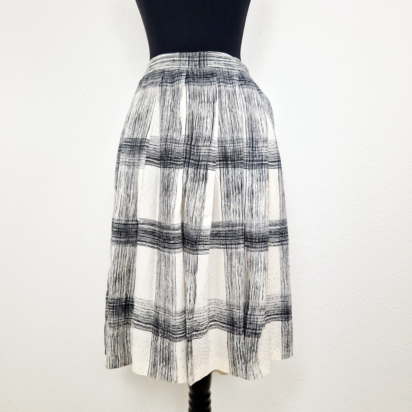 Einzigartiger und nachhaltiger Vintage Rock in eierschale-schwarz. Unique and sustainable vintage skirt in off-white-black. Back.