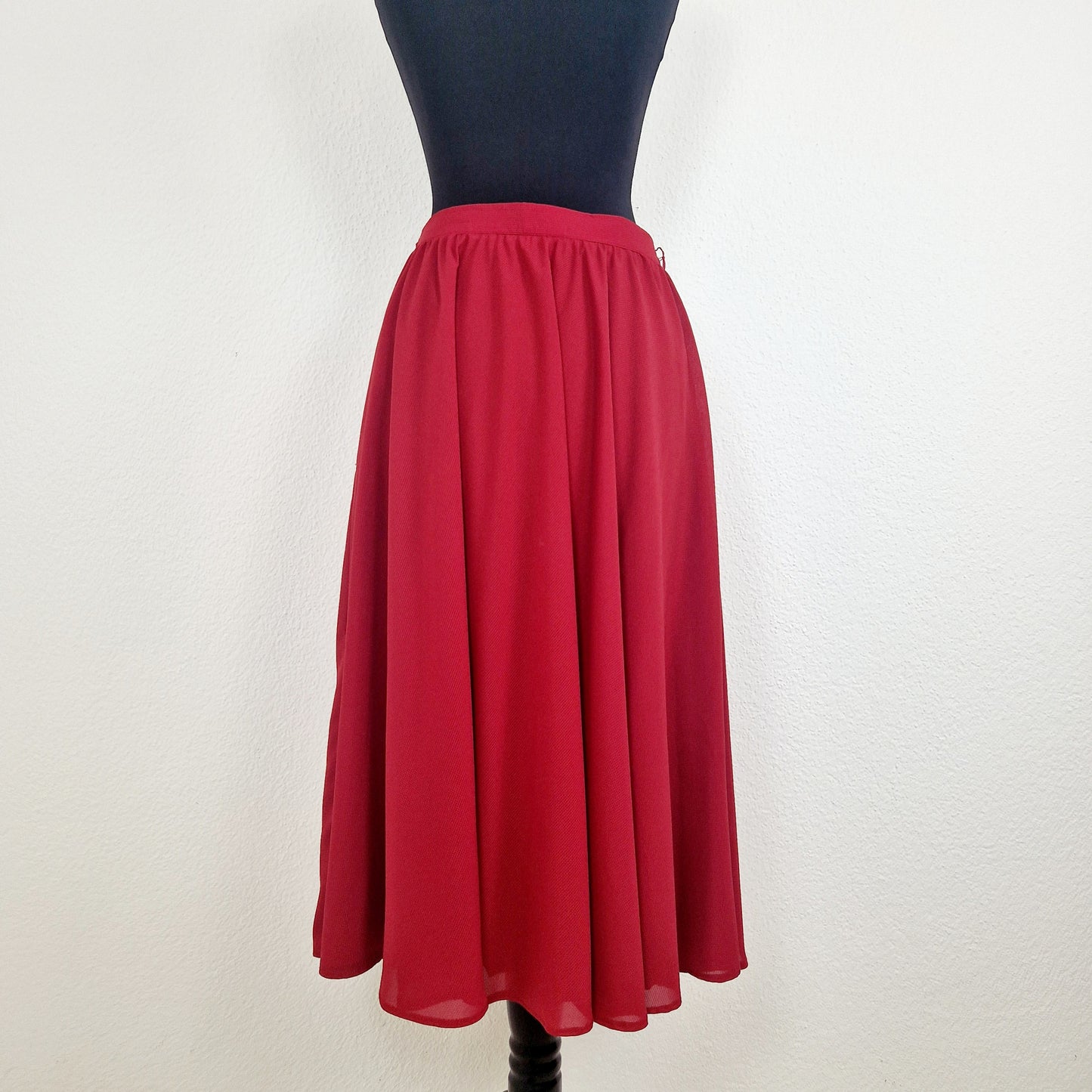 Einzigartiger und nachhaltiger Vintage Rock in rot. Unique and sustainable vintage skirt in red. Back.