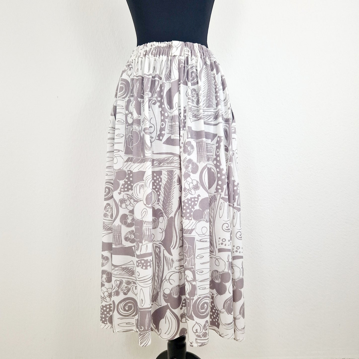 Einzigartiger und nachhaltiger Vintage Rock in grau-weiss mit Blumen. Unique and sustainable vintage skirt in grey-white with flowers. Back.